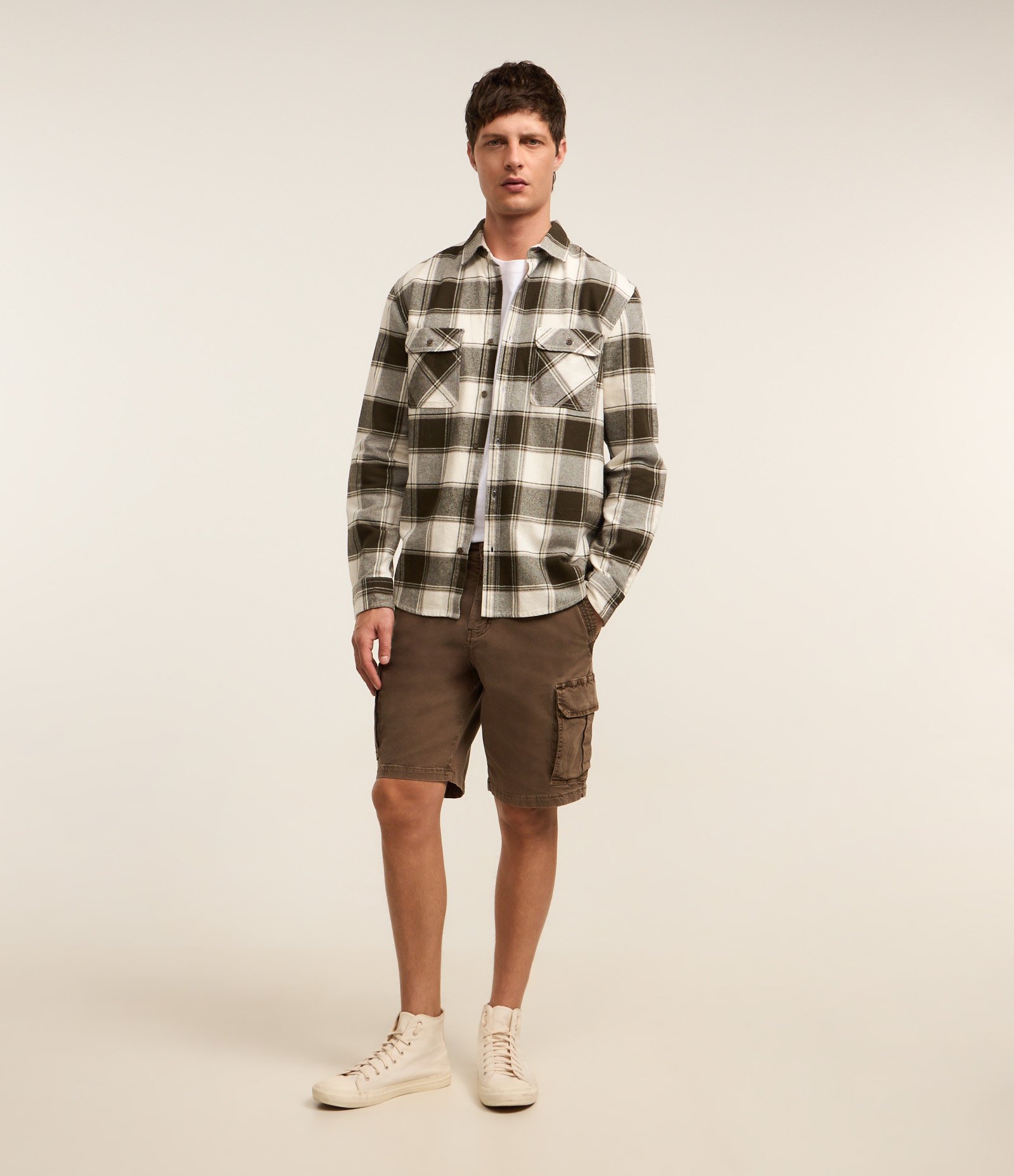 Camisa Comfort em Flanela com Estampa Xadrez e Bolsos Frontais Marrom 2