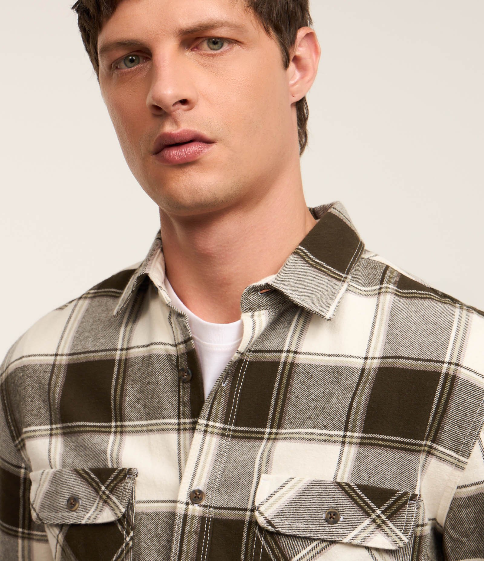 Camisa Comfort em Flanela com Estampa Xadrez e Bolsos Frontais Marrom 3