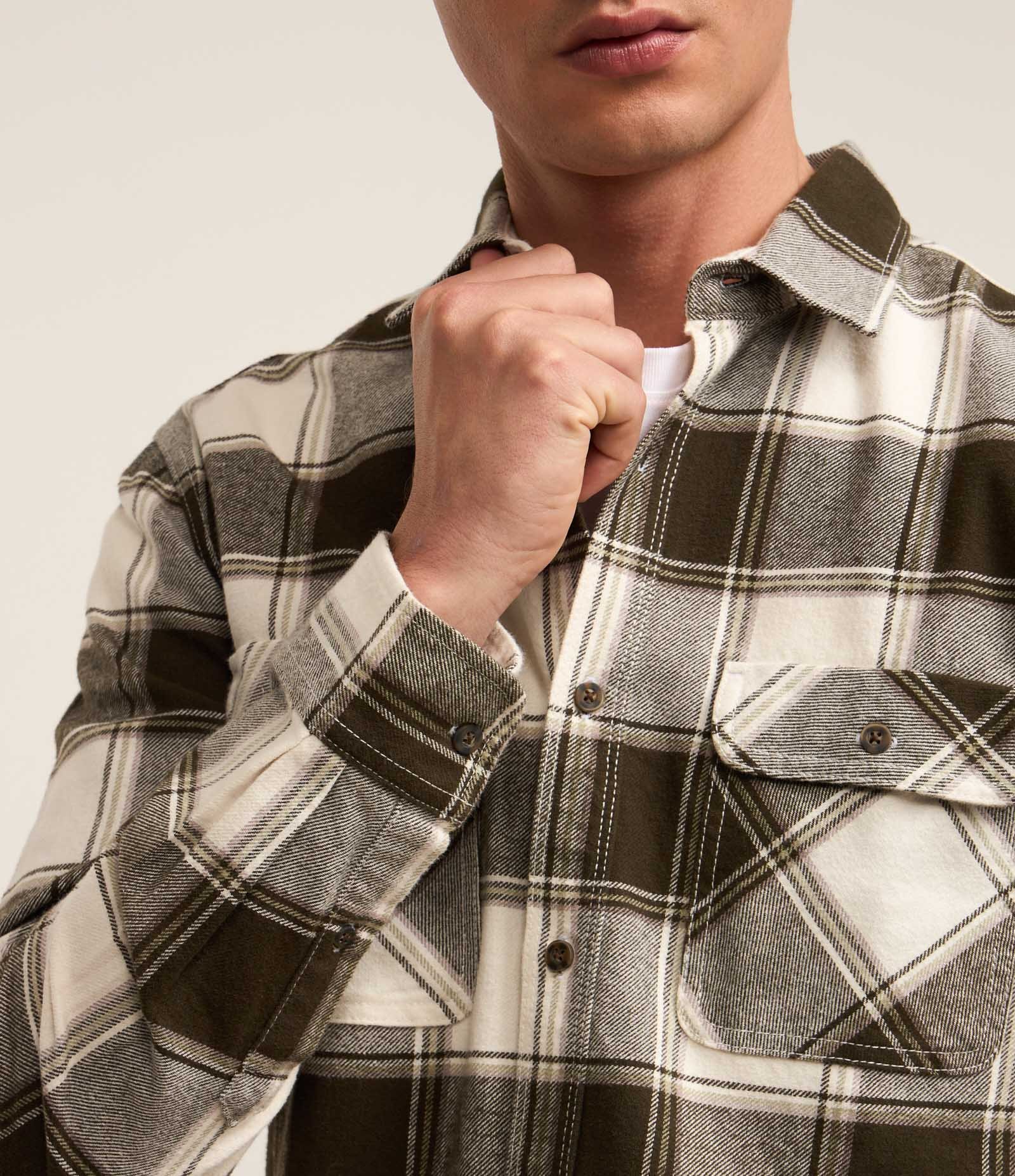 Camisa Comfort em Flanela com Estampa Xadrez e Bolsos Frontais Marrom 4