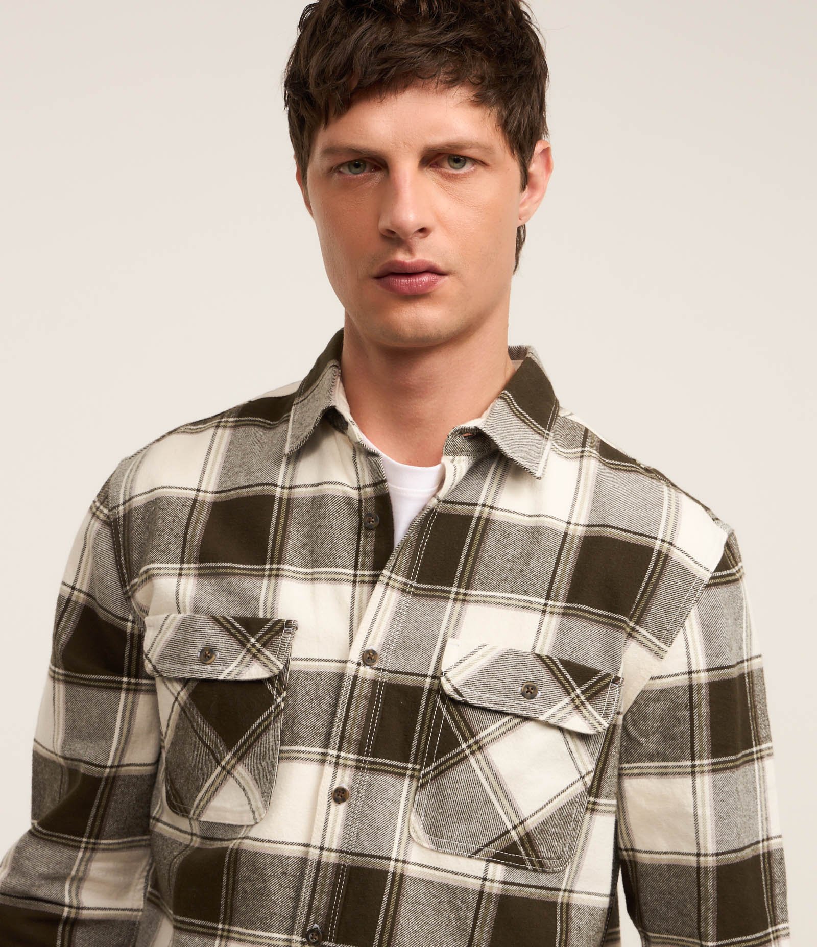 Camisa Comfort em Flanela com Estampa Xadrez e Bolsos Frontais Marrom 5