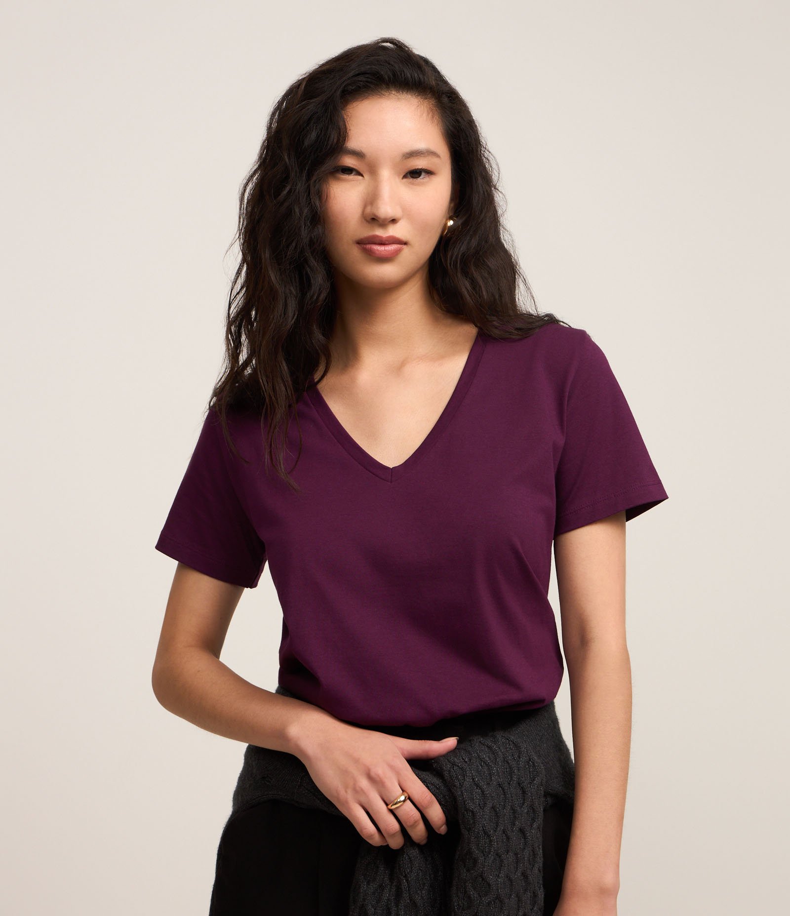 Blusa Básica em Algodão Peruano com Decote V Roxo Vinho 1