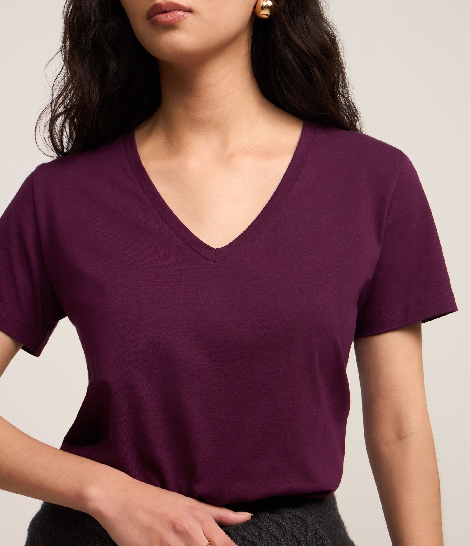 Blusa Básica em Algodão Peruano com Decote V Roxo Vinho 3
