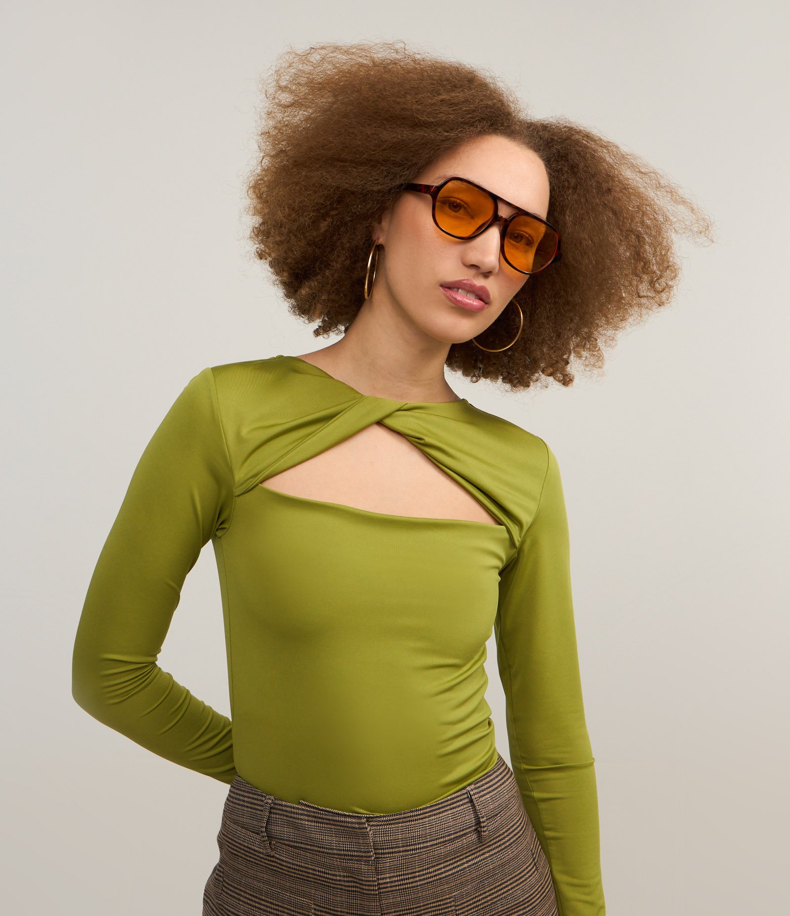 Blusa em Microfibra com Torcido na Gola e Recorte Vazado Verde 1