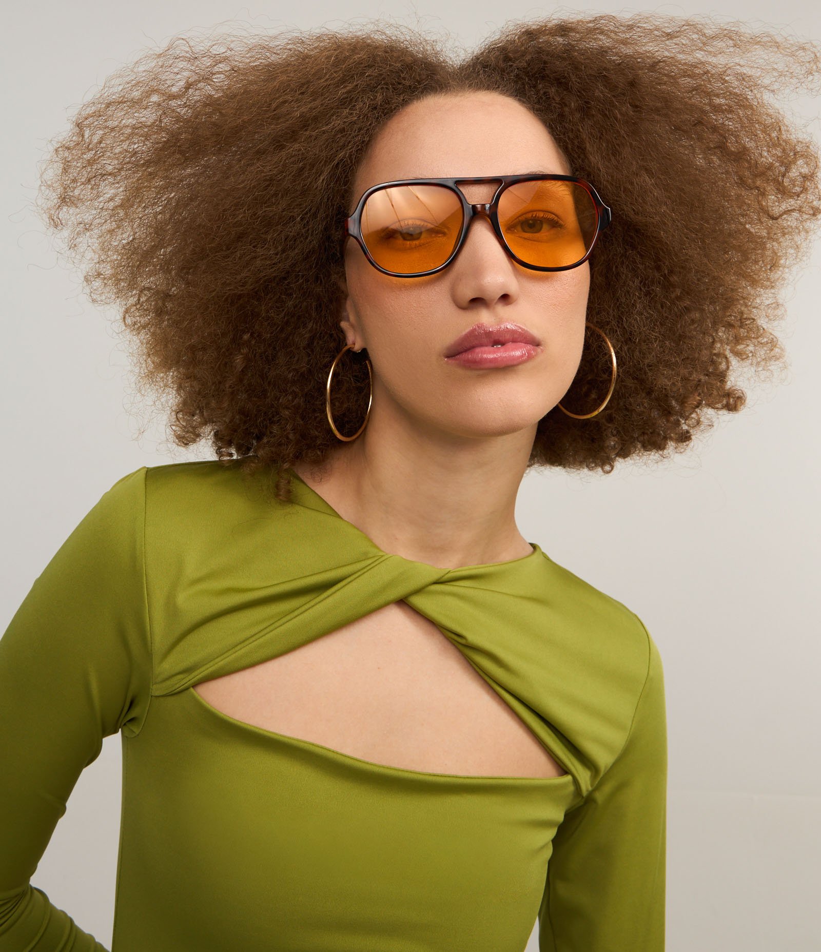 Blusa em Microfibra com Torcido na Gola e Recorte Vazado Verde 3