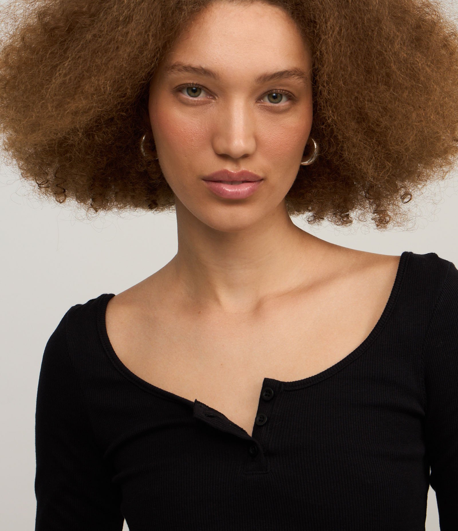 Blusa em Ribana com Decote U e Botões Preto 3