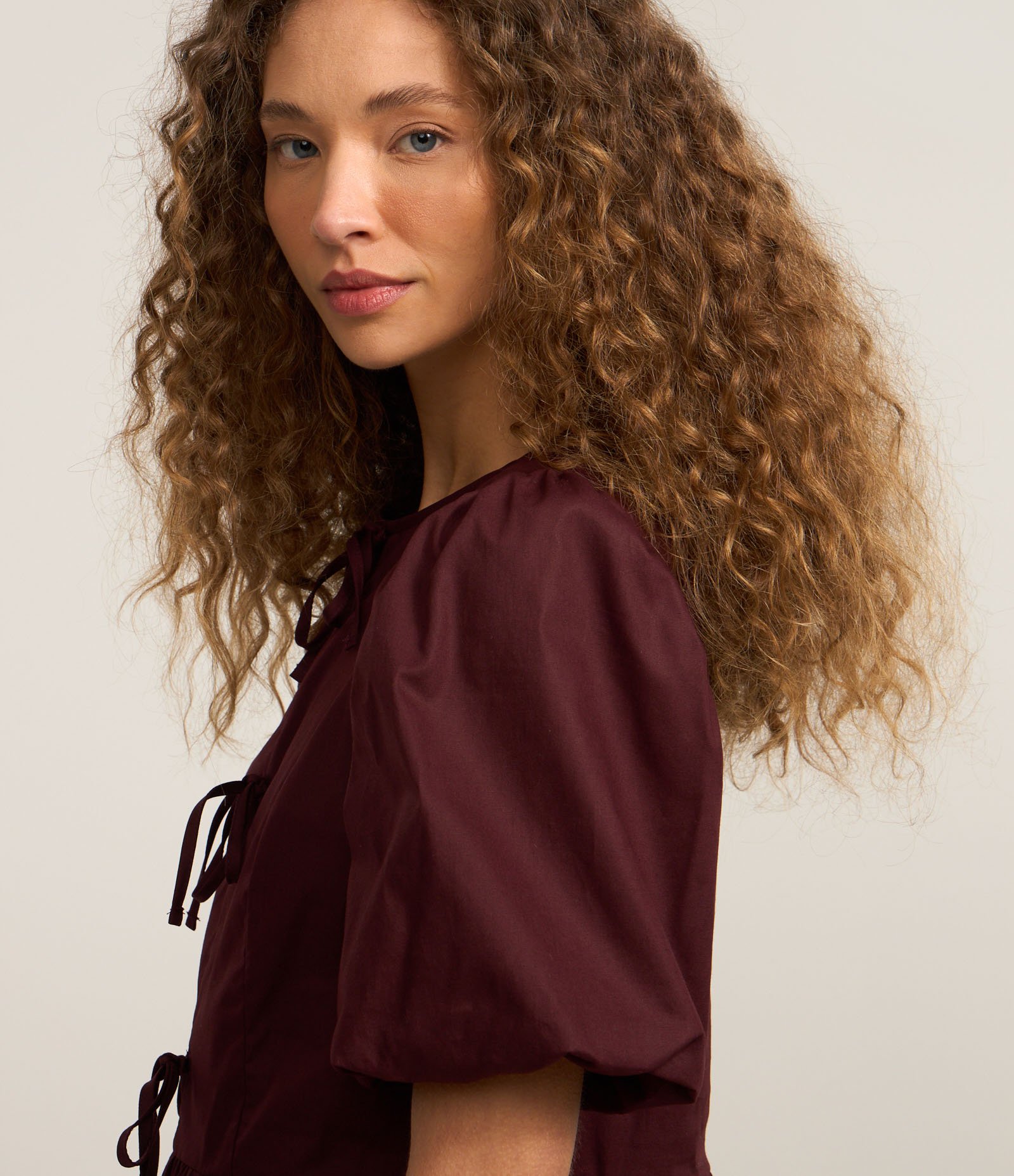 Vestido em Tricoline com Mangas Bufantes e Lacinhos Vinho 3