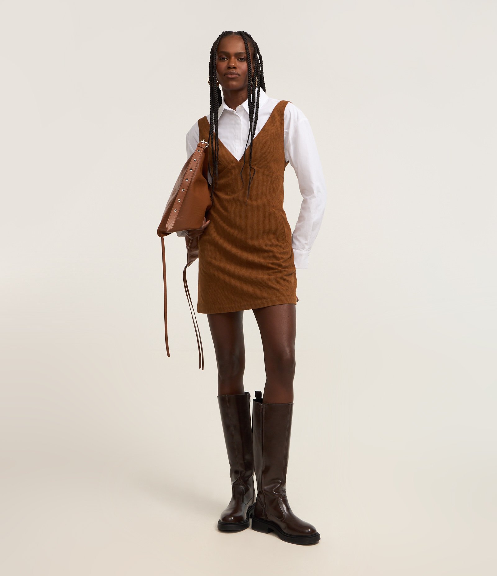 Vestido Curto em Veludo Cotele com Decote V Marrom 2