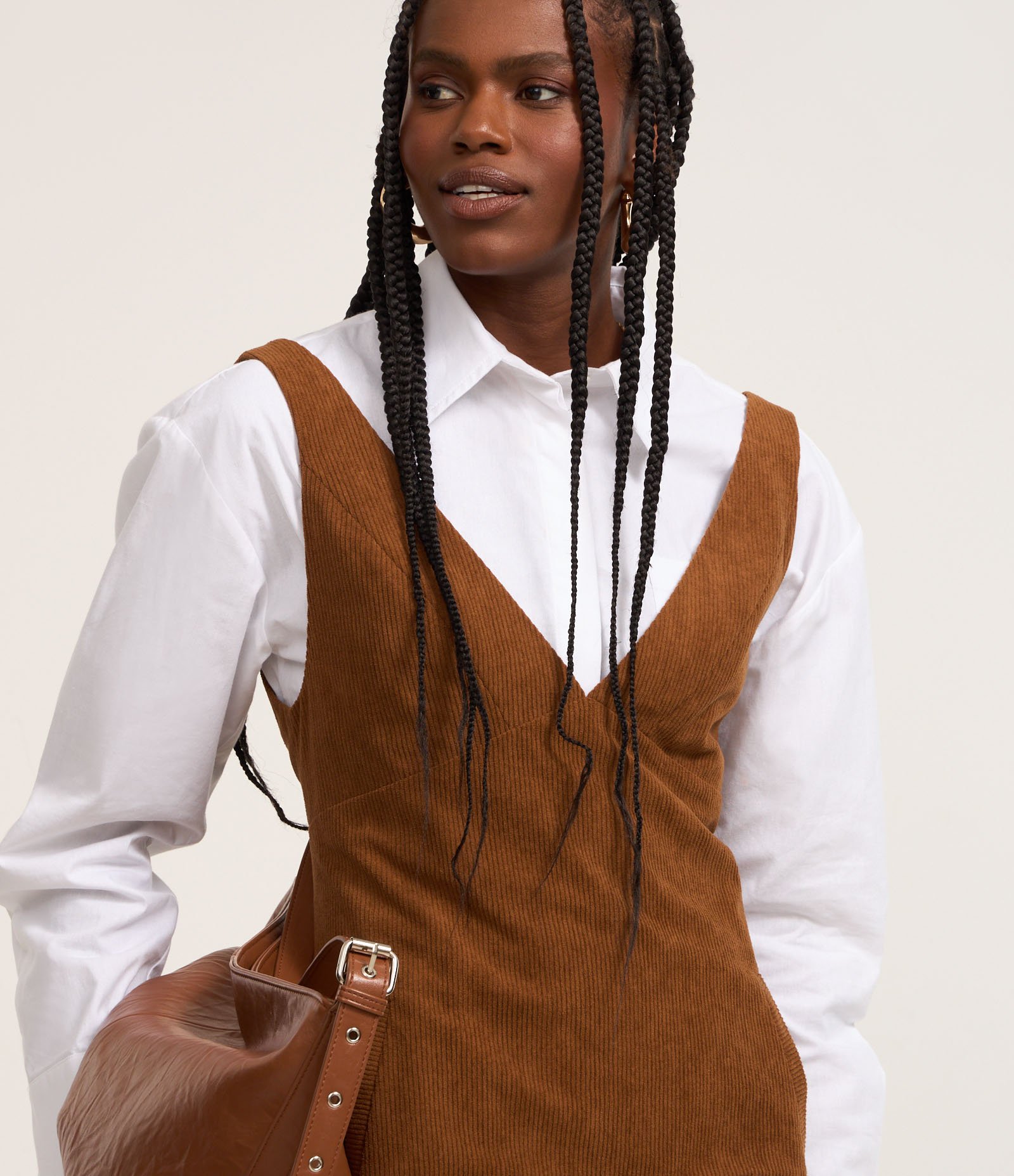 Vestido Curto em Veludo Cotele com Decote V Marrom 3