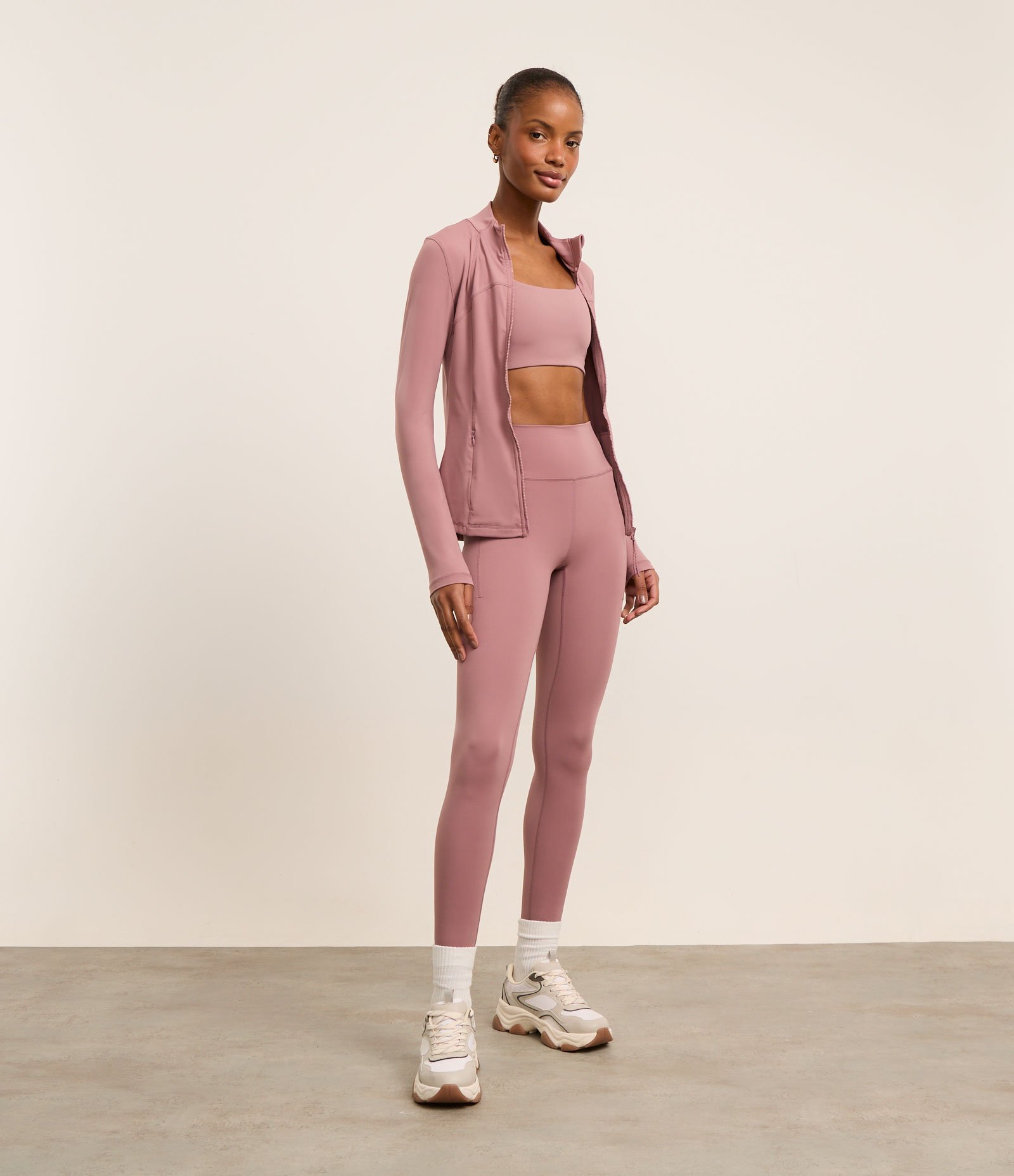 Jaqueta Esportiva em Microfibra com Recortes e Bolsos Rosa 2