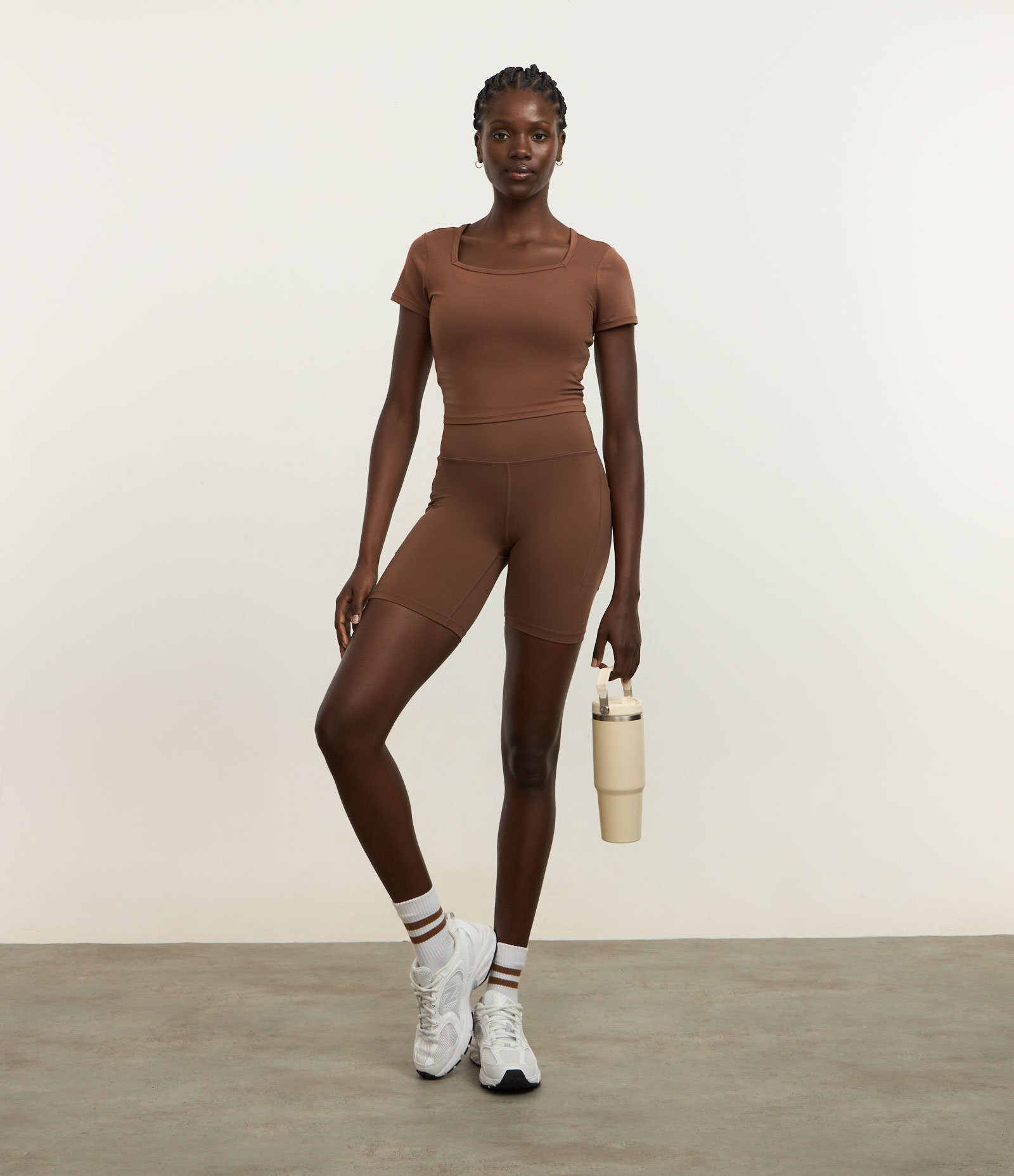 Bermuda Esportiva em Microfibra com Bolso Funcional Marrom 1