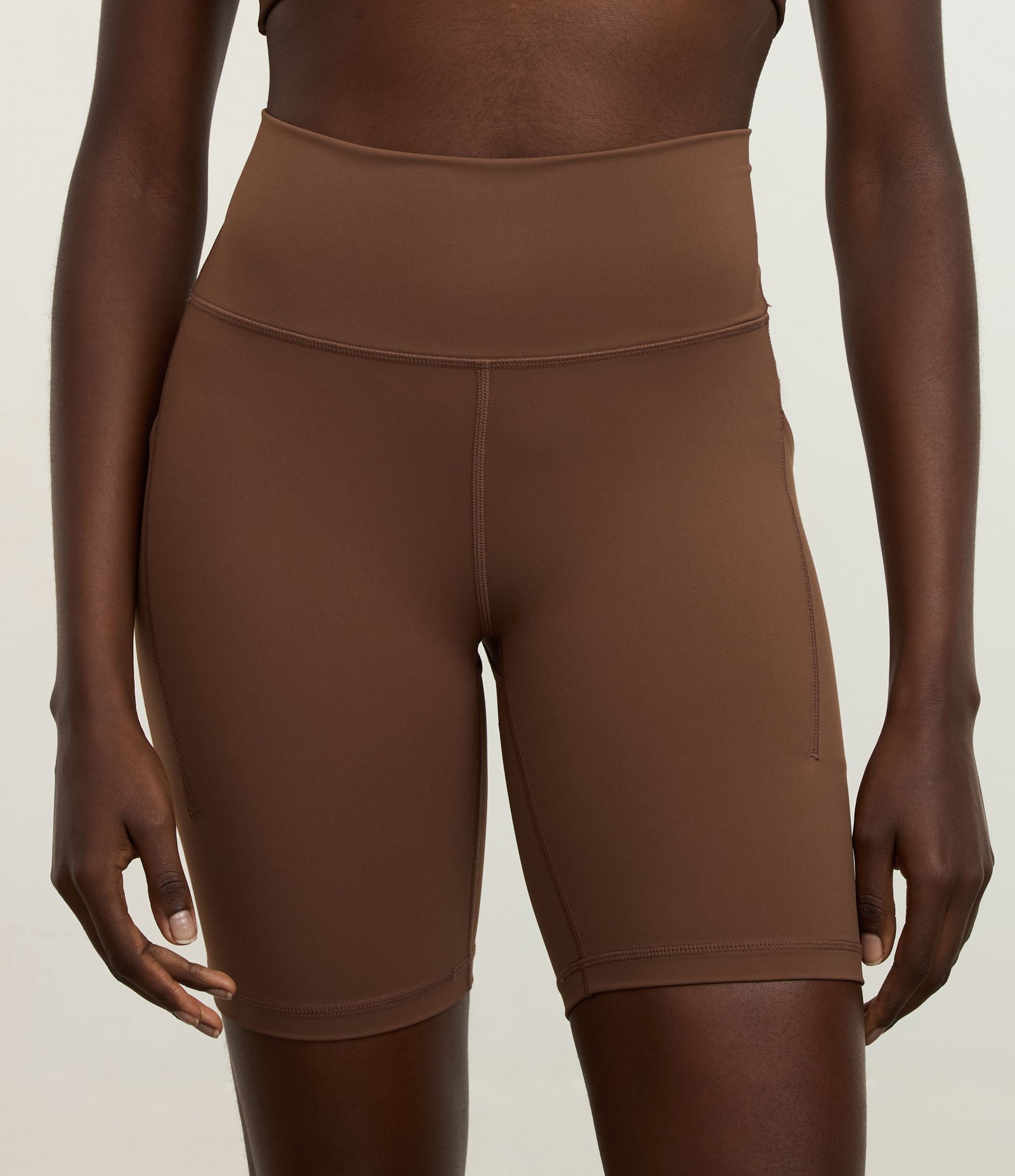 Bermuda Esportiva em Microfibra com Bolso Funcional Marrom 2