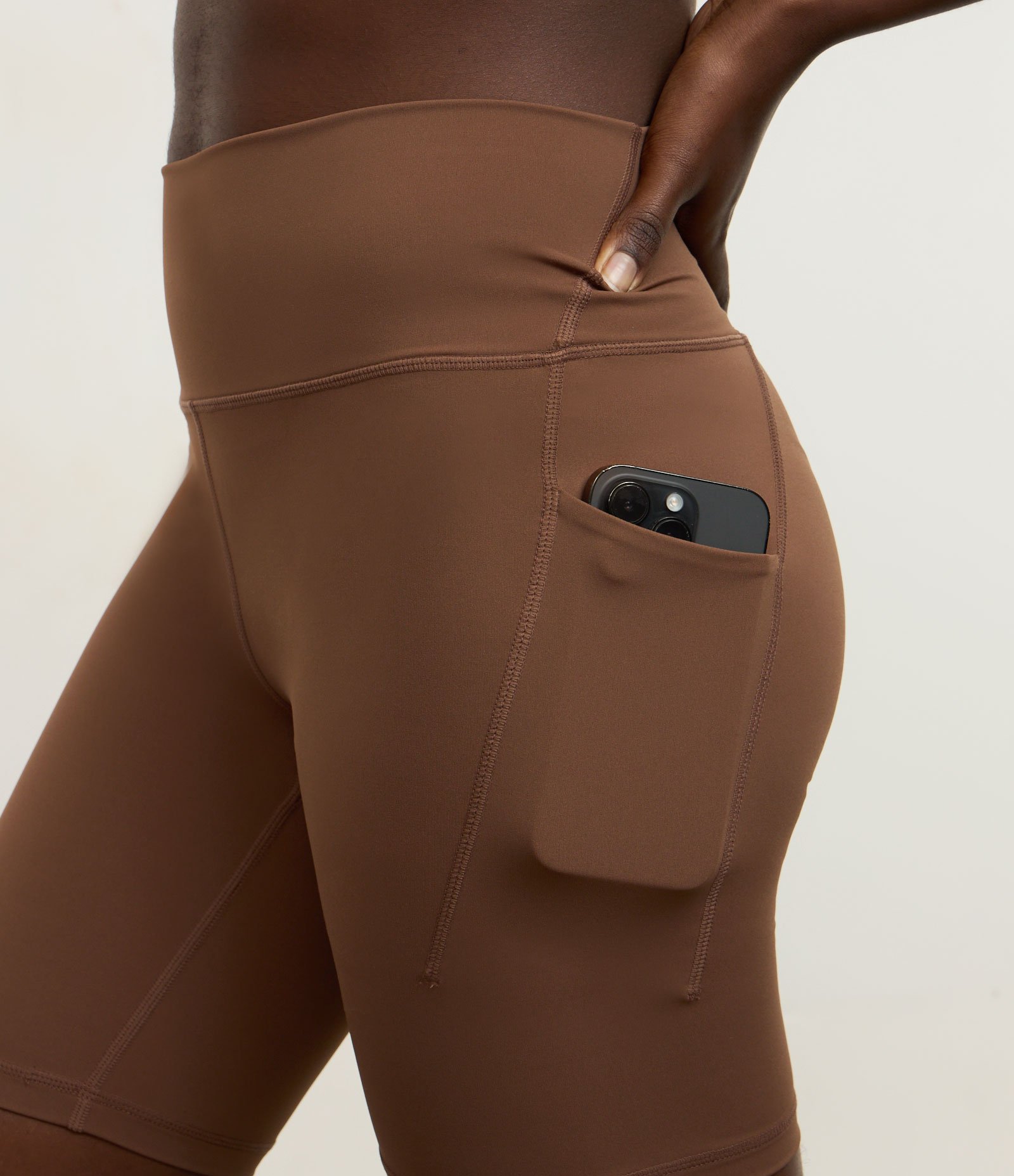 Bermuda Esportiva em Microfibra com Bolso Funcional Marrom 3