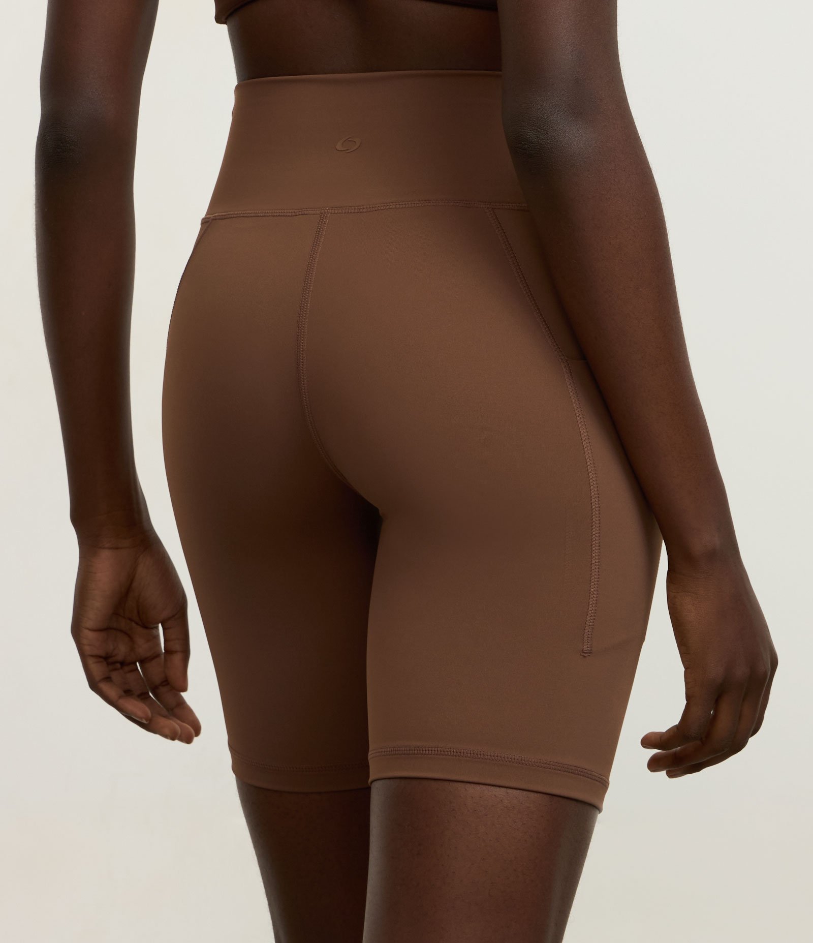 Bermuda Esportiva em Microfibra com Bolso Funcional Marrom 4