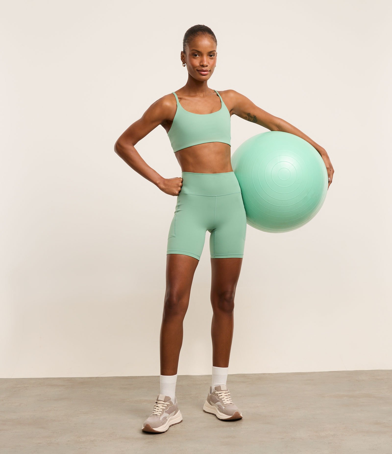 Bermuda Esportiva em Microfibra com Bolso Funcional Verde Claro 1