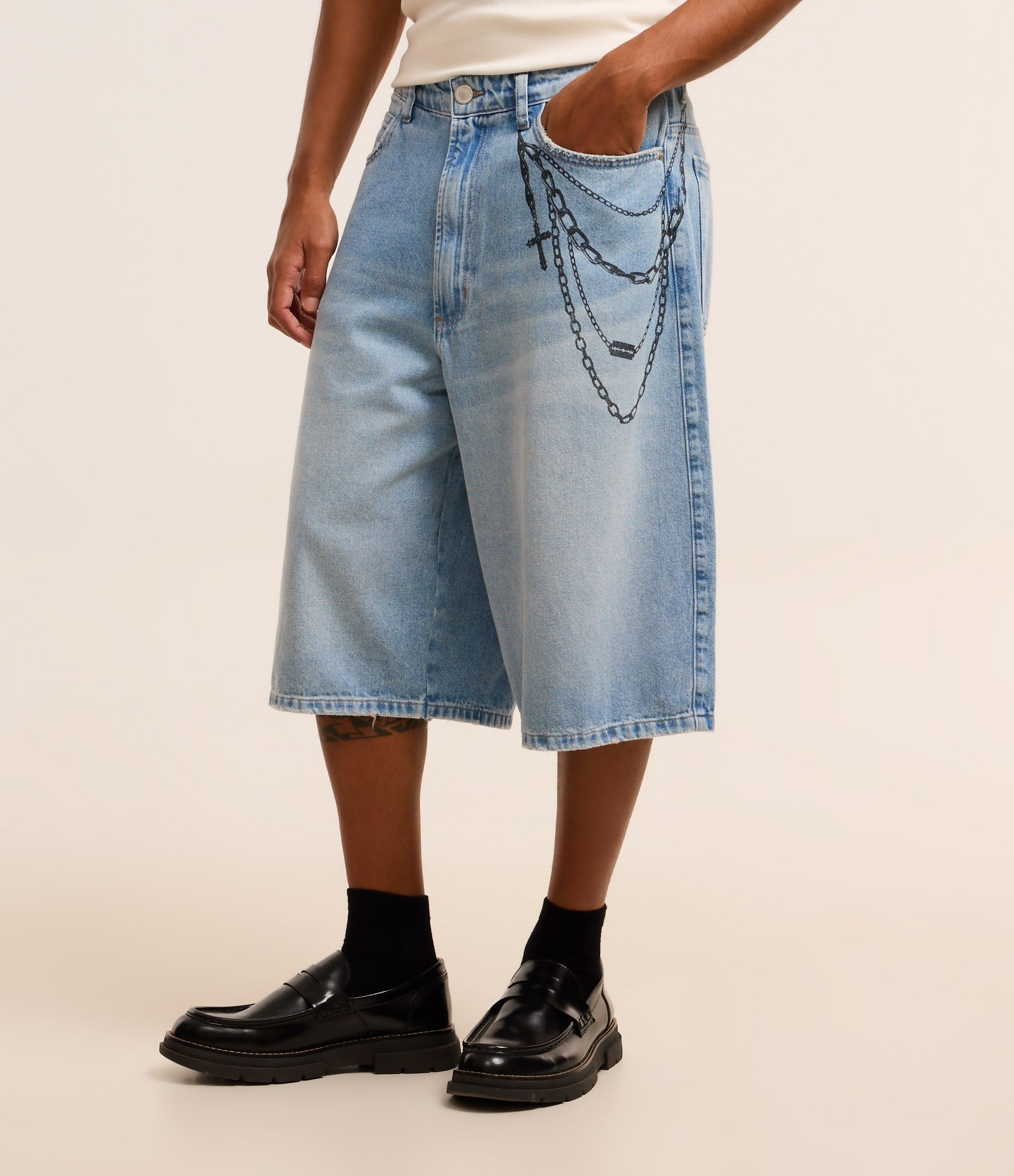 Bermuda Jorts Super Baggy em Jeans com Estampa Cordão e Puídos Azul 2