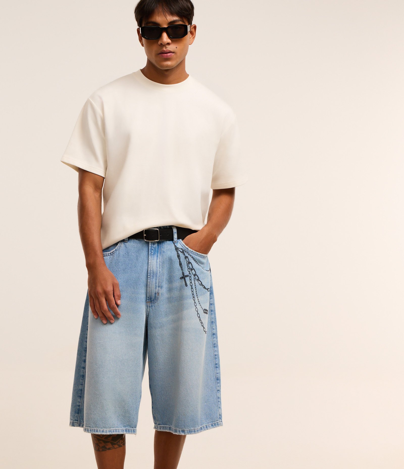 Bermuda Jorts Super Baggy em Jeans com Estampa Cordão e Puídos Azul 4