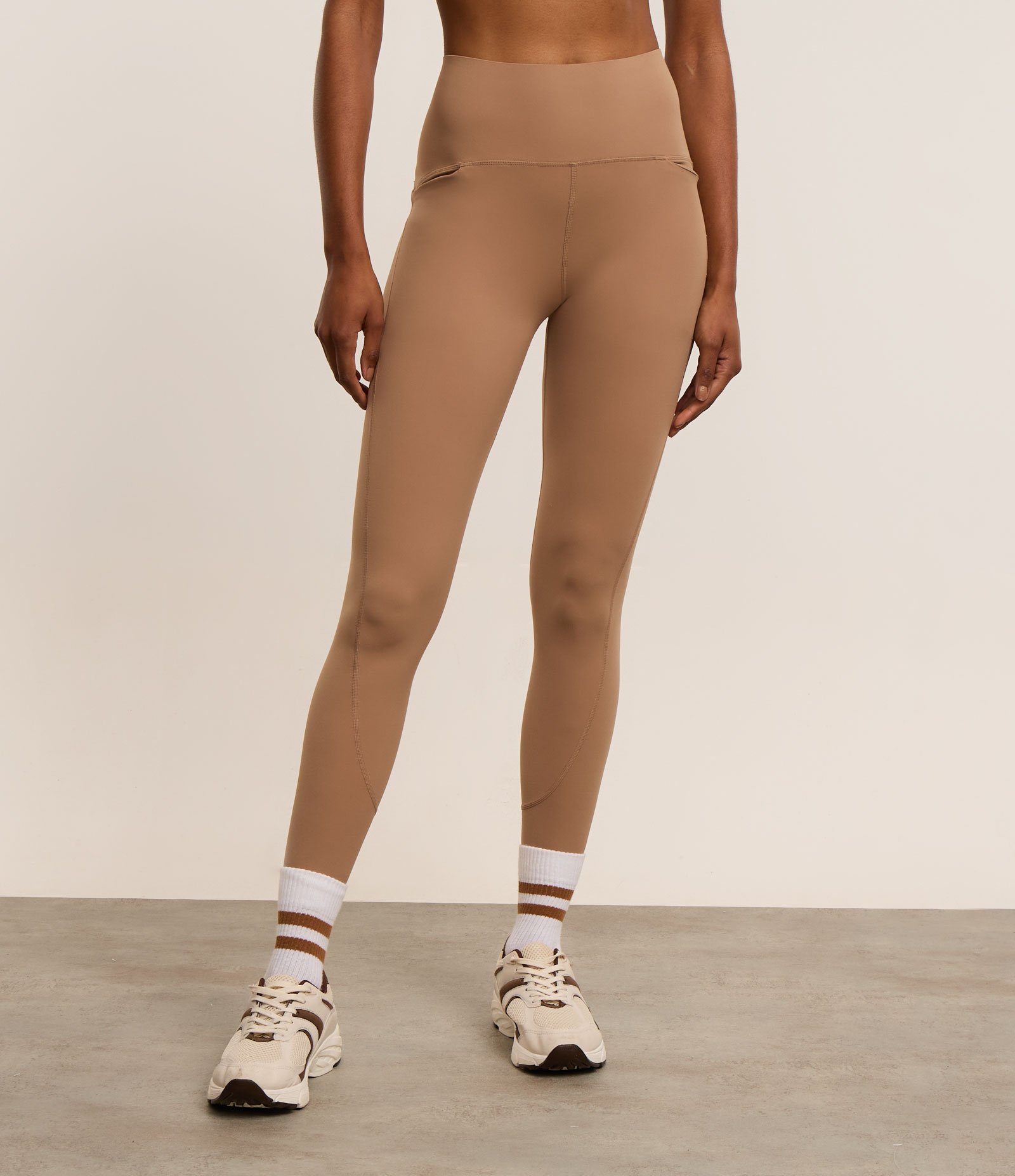 Calça Legging Corrida em Microfibra com Elástico Porta Camiseta Marrom 2