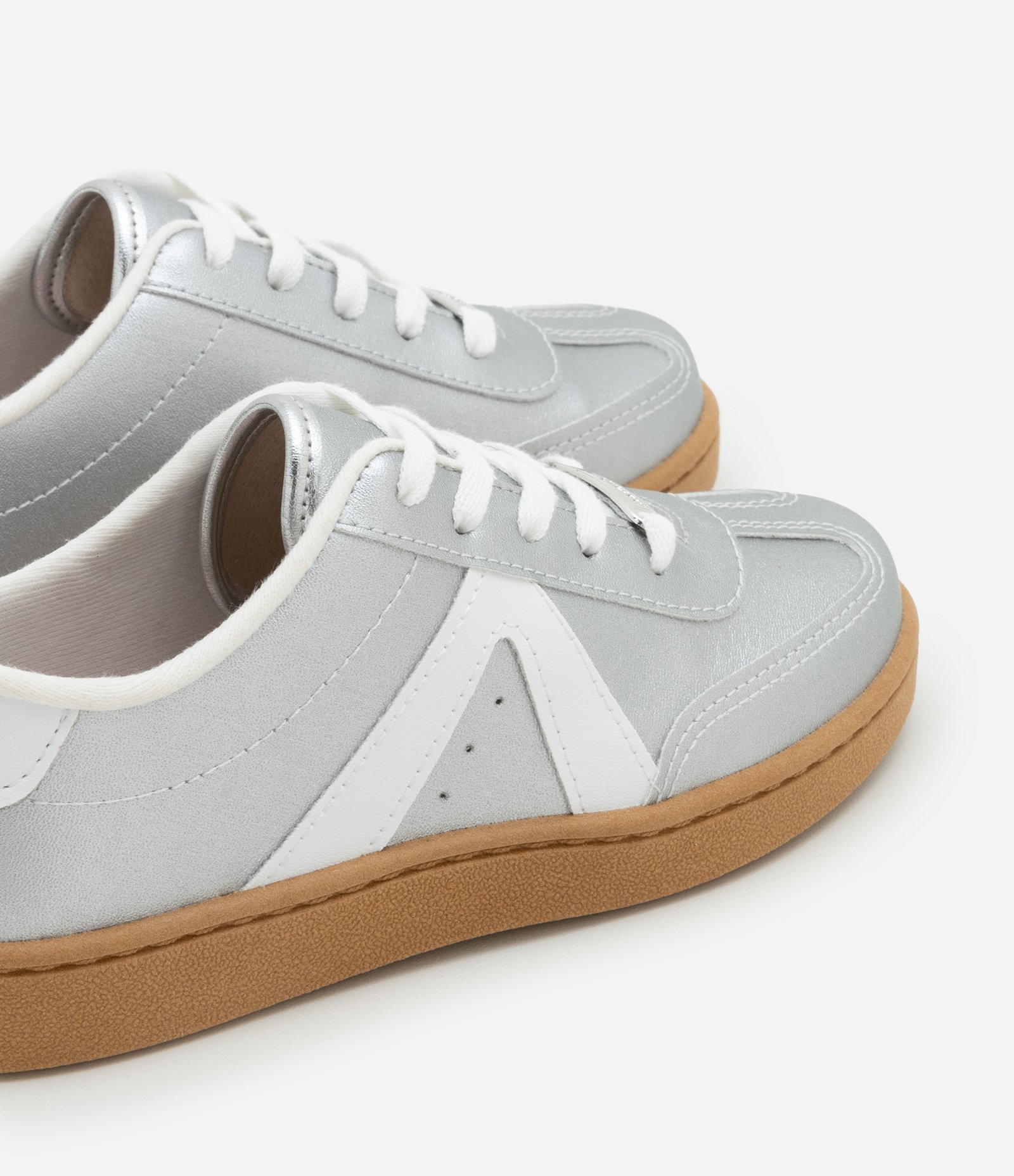 Tênis Infantil em Pu com Recortes e Sola Contrastante - Tam 26 ao 36 Prata 2