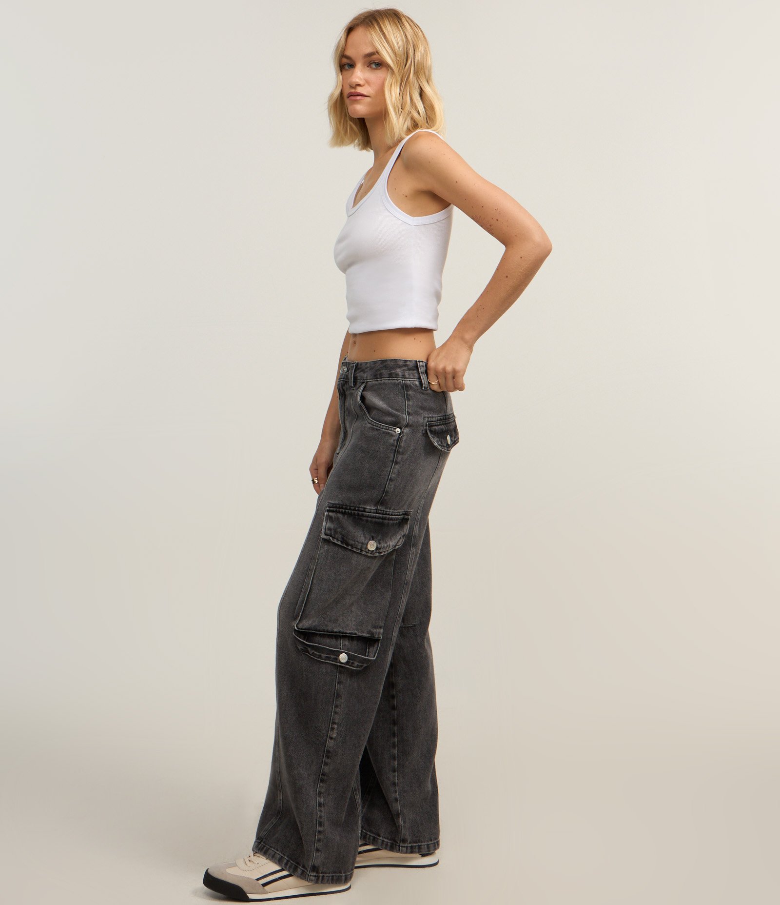 Calça Reta em Jeans com Recorte Frontal e Bolsos Cargo 2