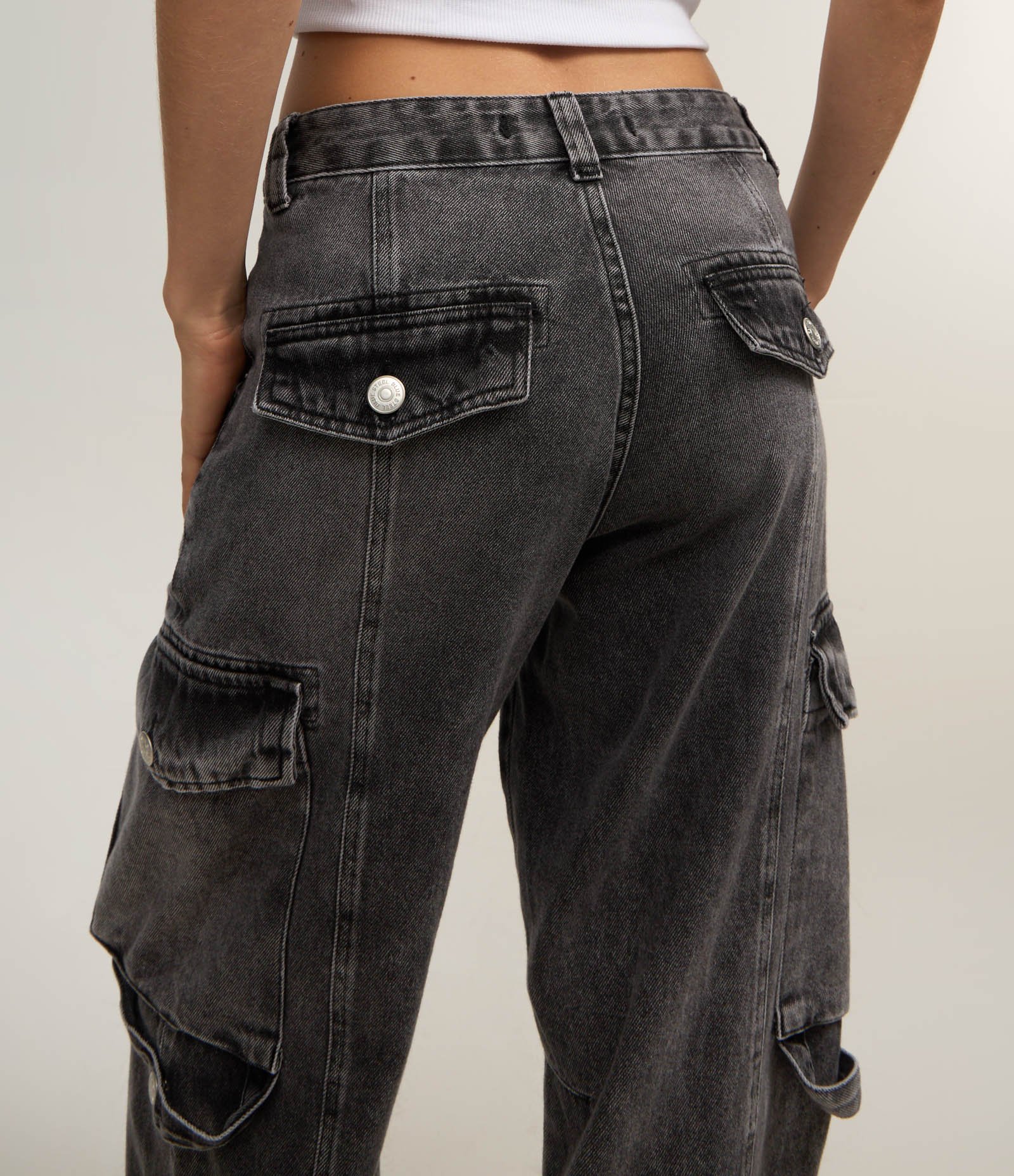 Calça Reta em Jeans com Recorte Frontal e Bolsos Cargo 5