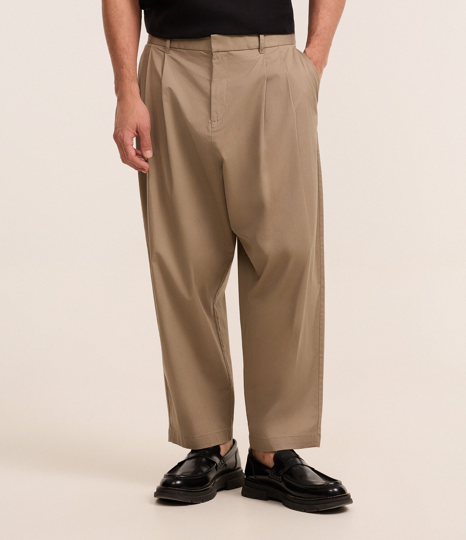 Calça Japonique em Algodão Alfaiada com Efeito Acetinado Marrom 2