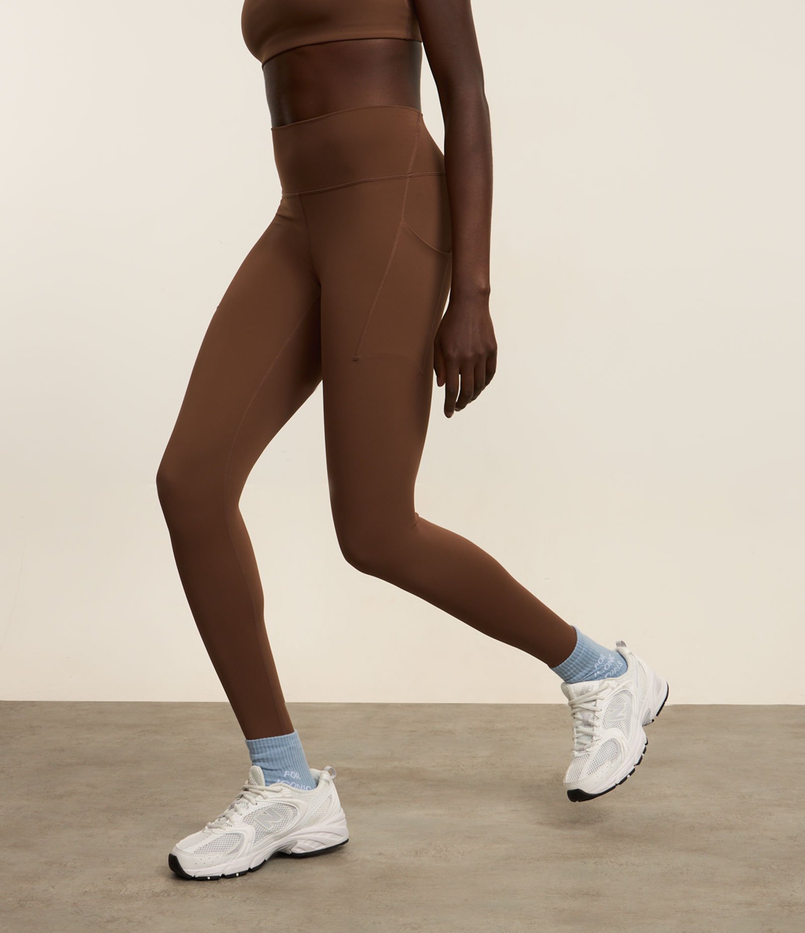 Calca Legging Esportiva em Microfibra com Bolsos Marrom 2