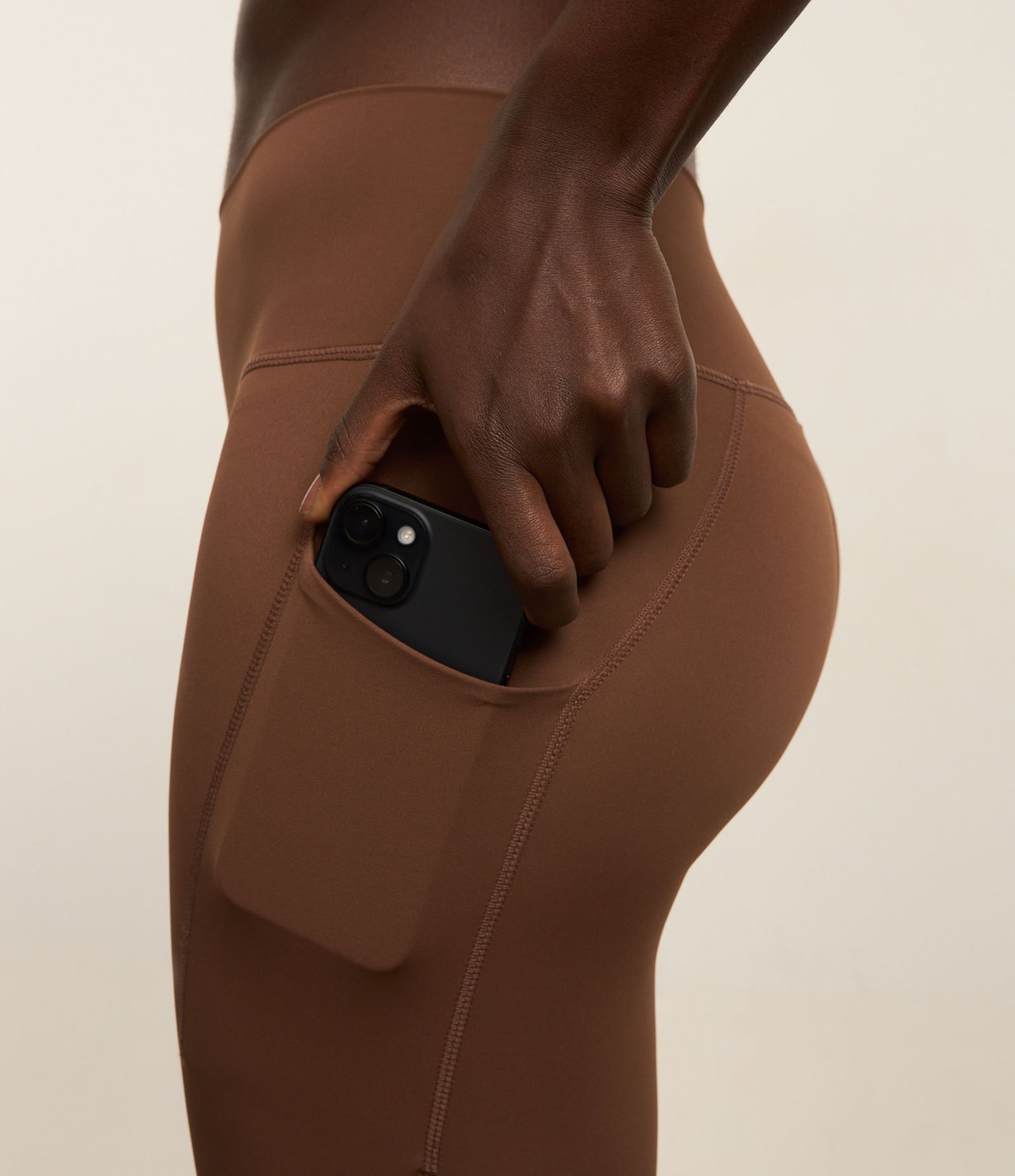 Calca Legging Esportiva em Microfibra com Bolsos Marrom 3