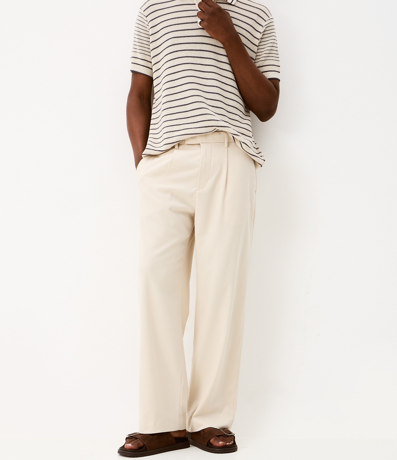 Calça Wide Leg Alfaiatada com Bolso e Friso Bege 2