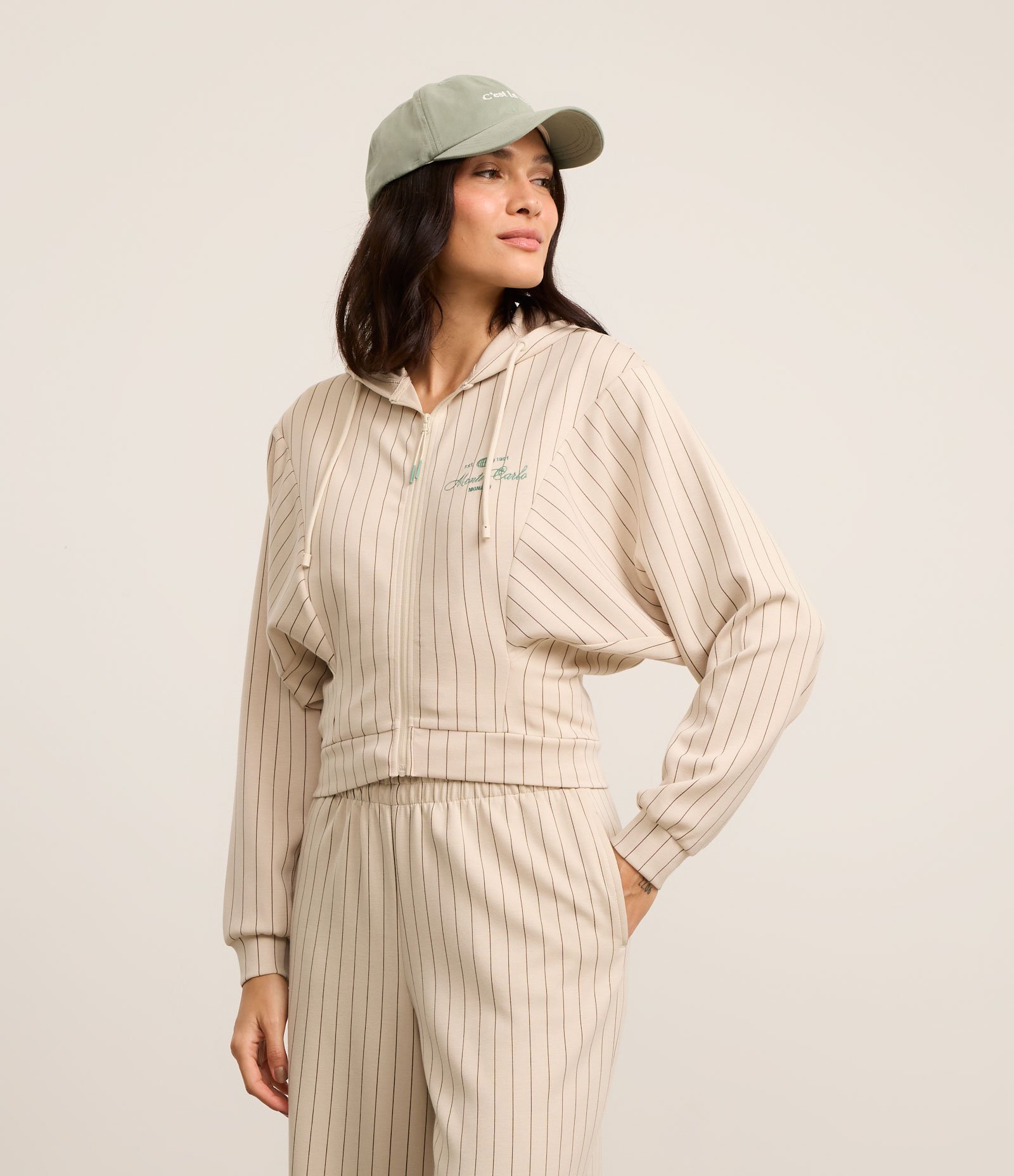 Jaqueta Esportiva Oversized com Estampa Bordada e Listras Bege 1