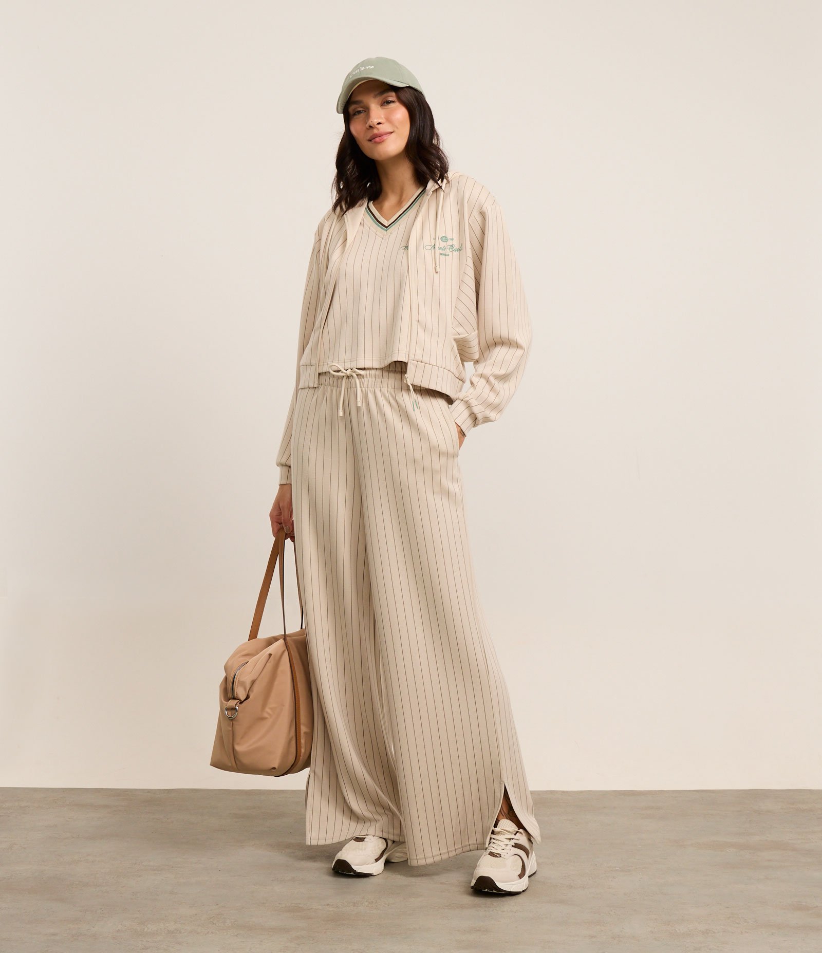 Jaqueta Esportiva Oversized com Estampa Bordada e Listras Bege 2