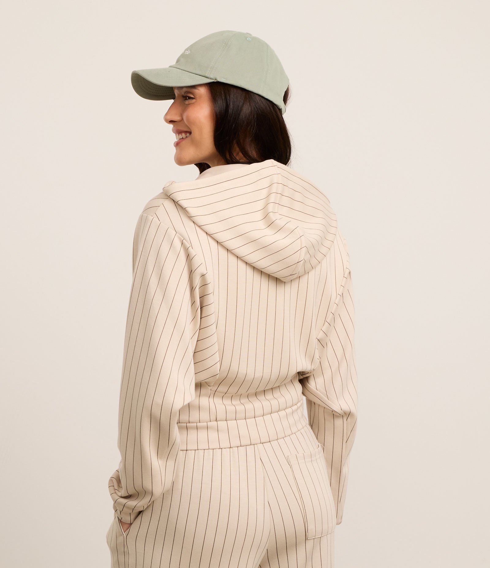 Jaqueta Esportiva Oversized com Estampa Bordada e Listras Bege 3