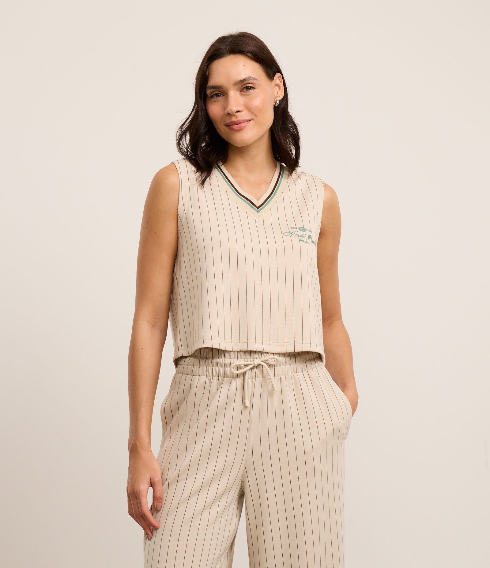 Camiseta Regata Esportiva com Decote em V e Estampa Lettering Bordada Bege 1