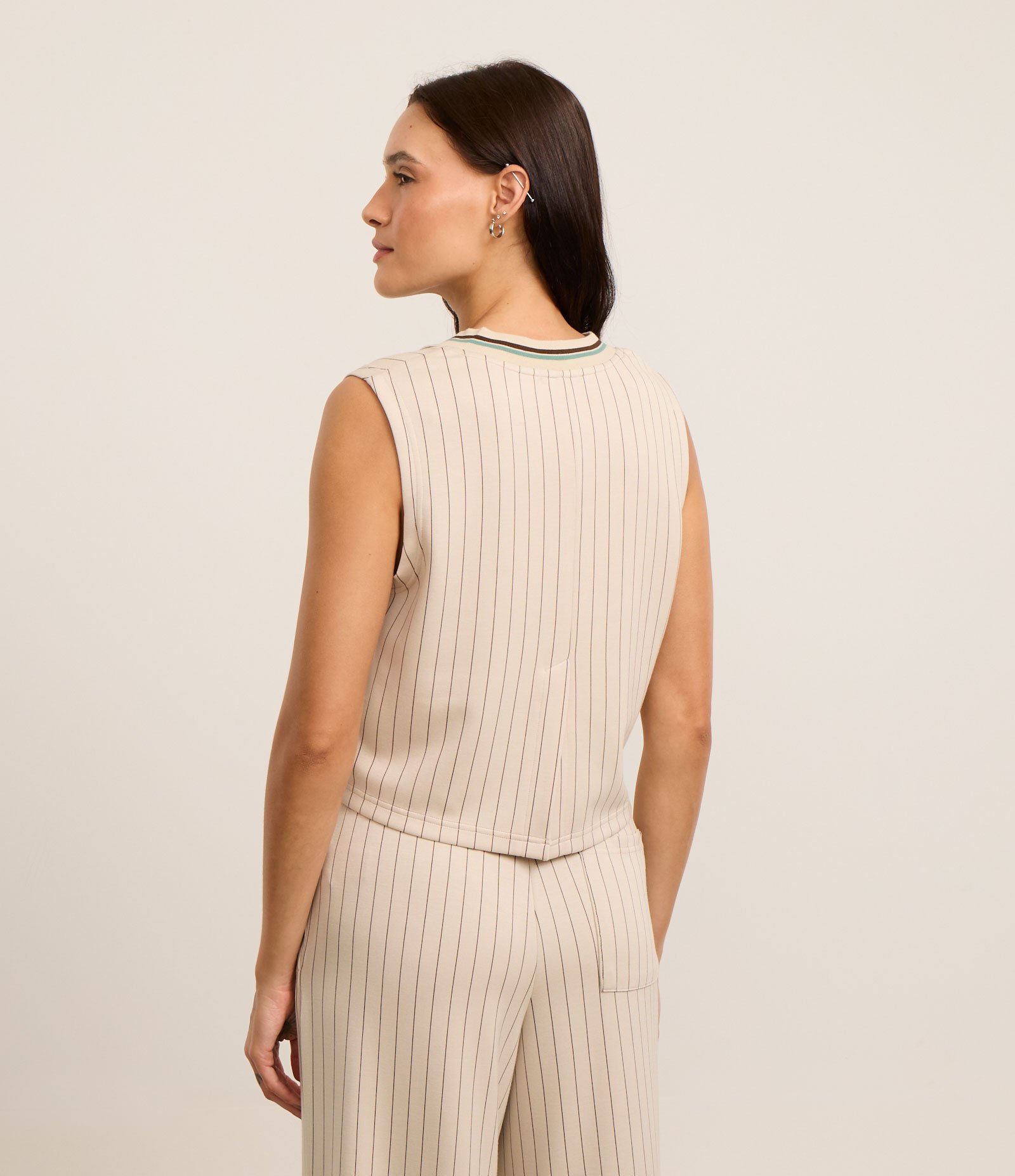 Camiseta Regata Esportiva com Decote em V e Estampa Lettering Bordada Bege 3