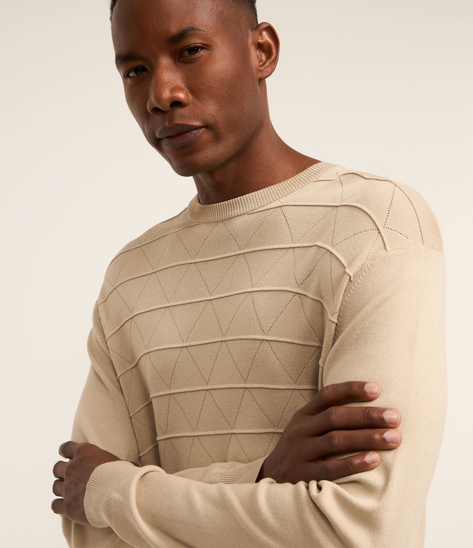 Suéter Regular em Tricô com Gola Redonda Bege 8