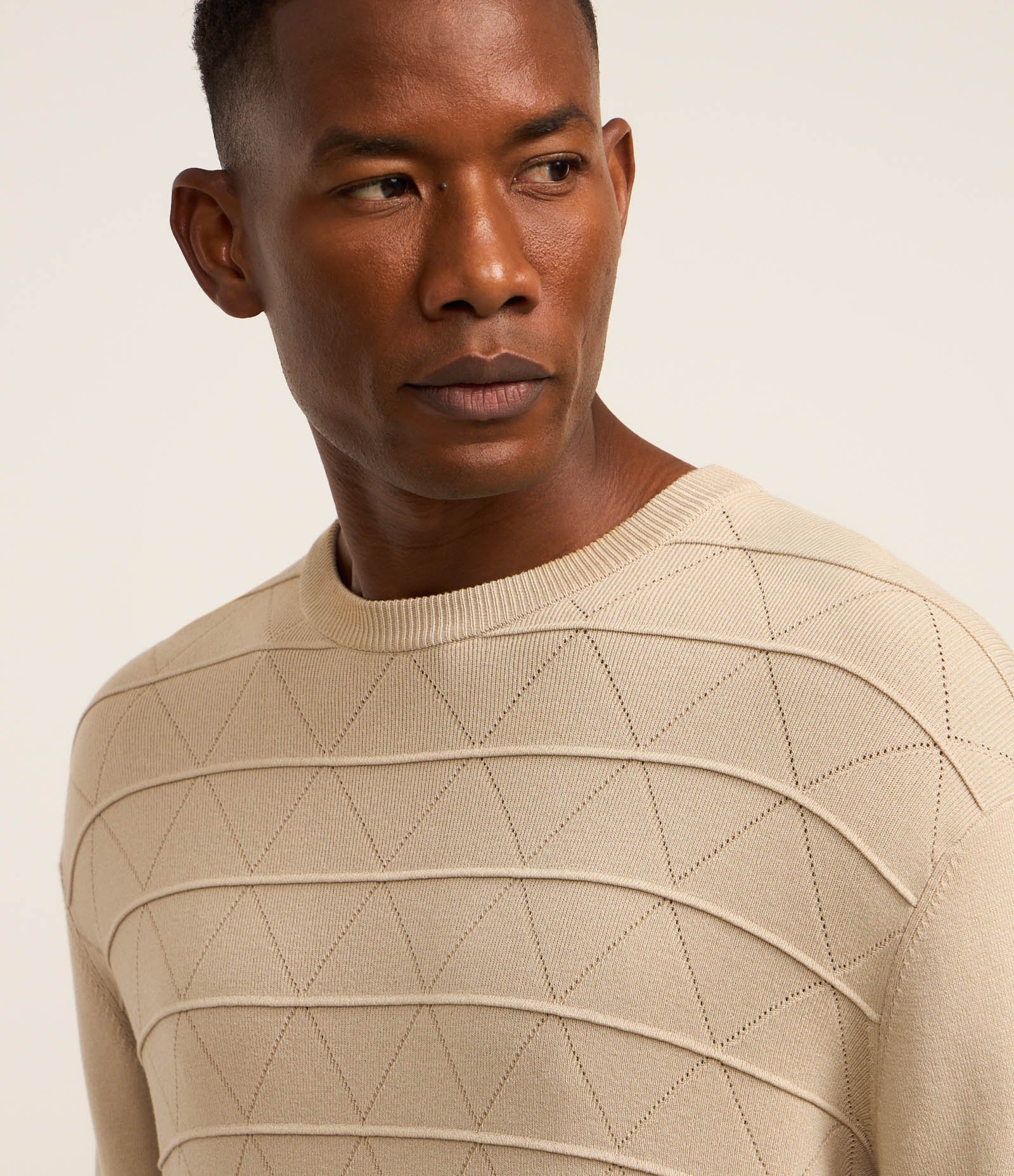 Suéter Regular em Tricô com Gola Redonda Bege 6