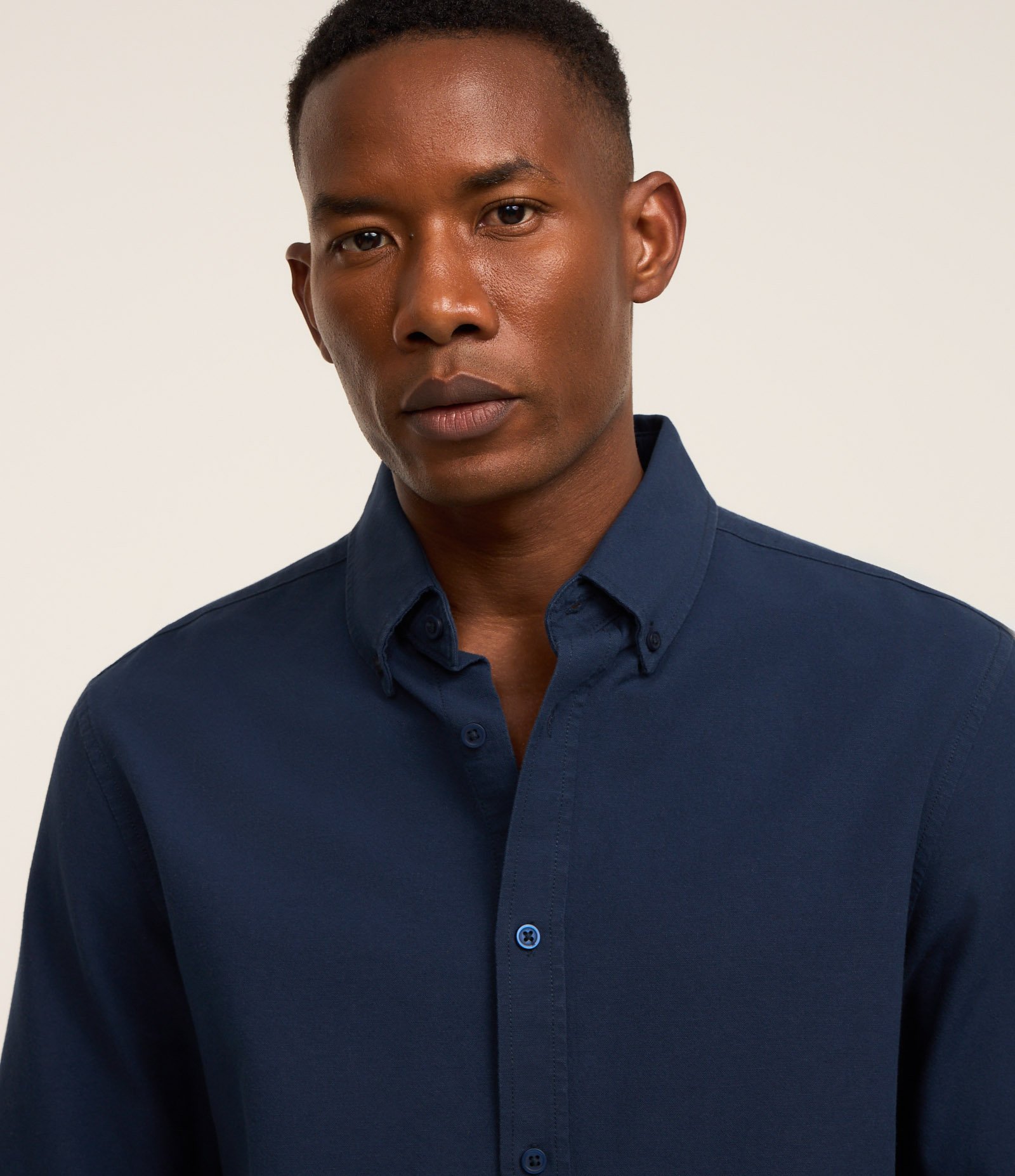 Camisa Regular Básica em Oxford Azul escuro 4