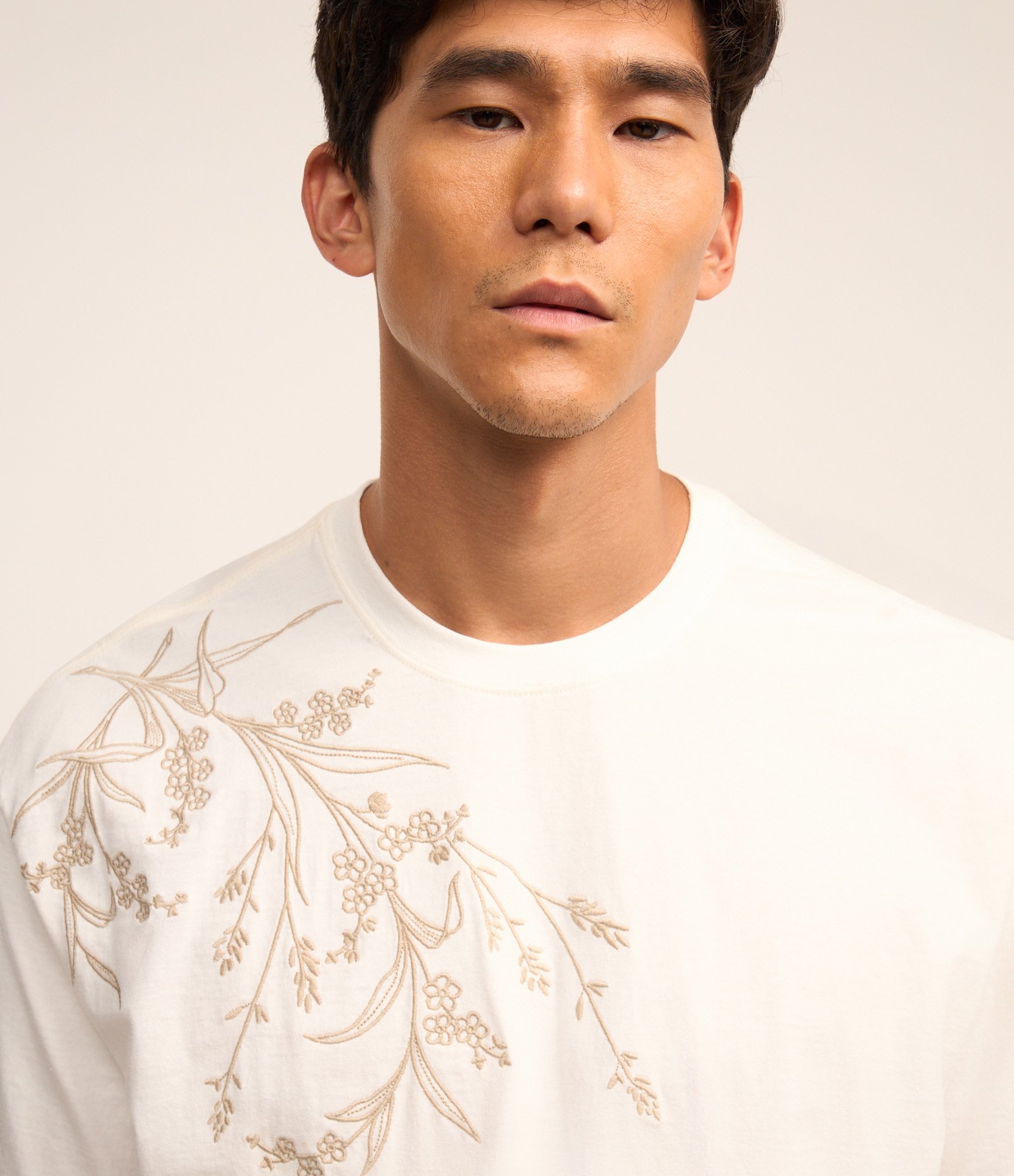 Camiseta Boxy em Algodão com Flor Lateral Bordada Branco 3
