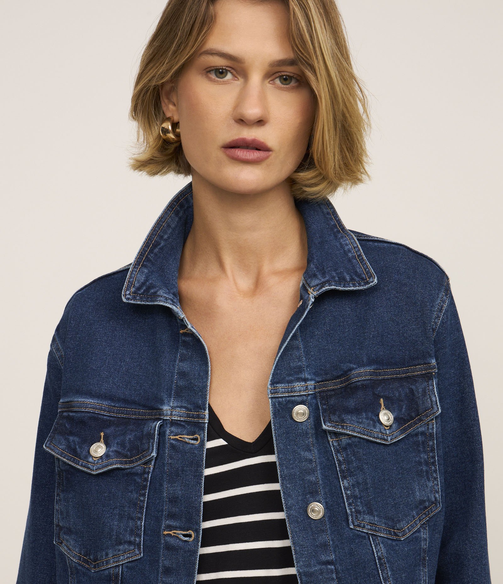 Jaqueta Trucker em Jeans com Bolsos Azul Escuro 3