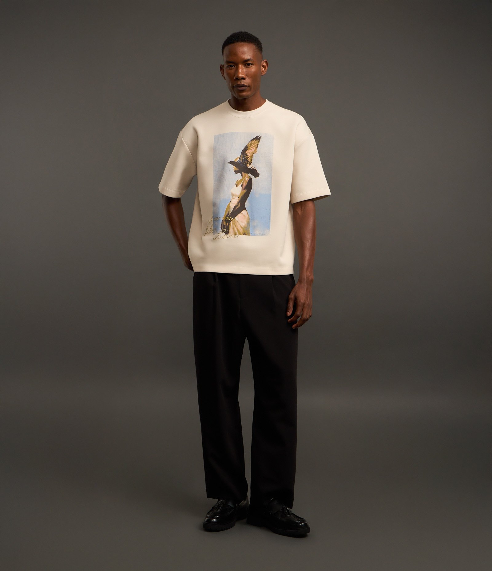 Camiseta Overboxy em Algodão com Lettering Bordado Bege 4