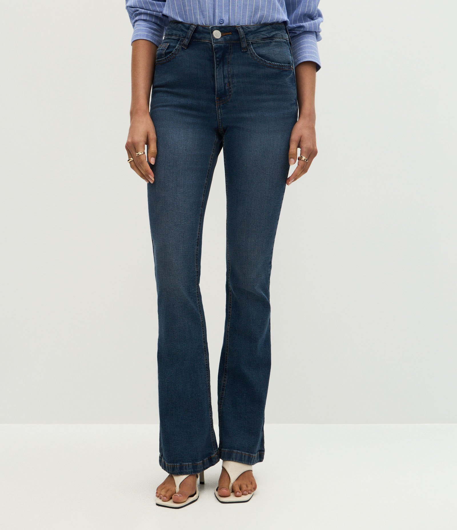Calça Bootcut Jeans com Elastano e Bolso Relógio Azul 3