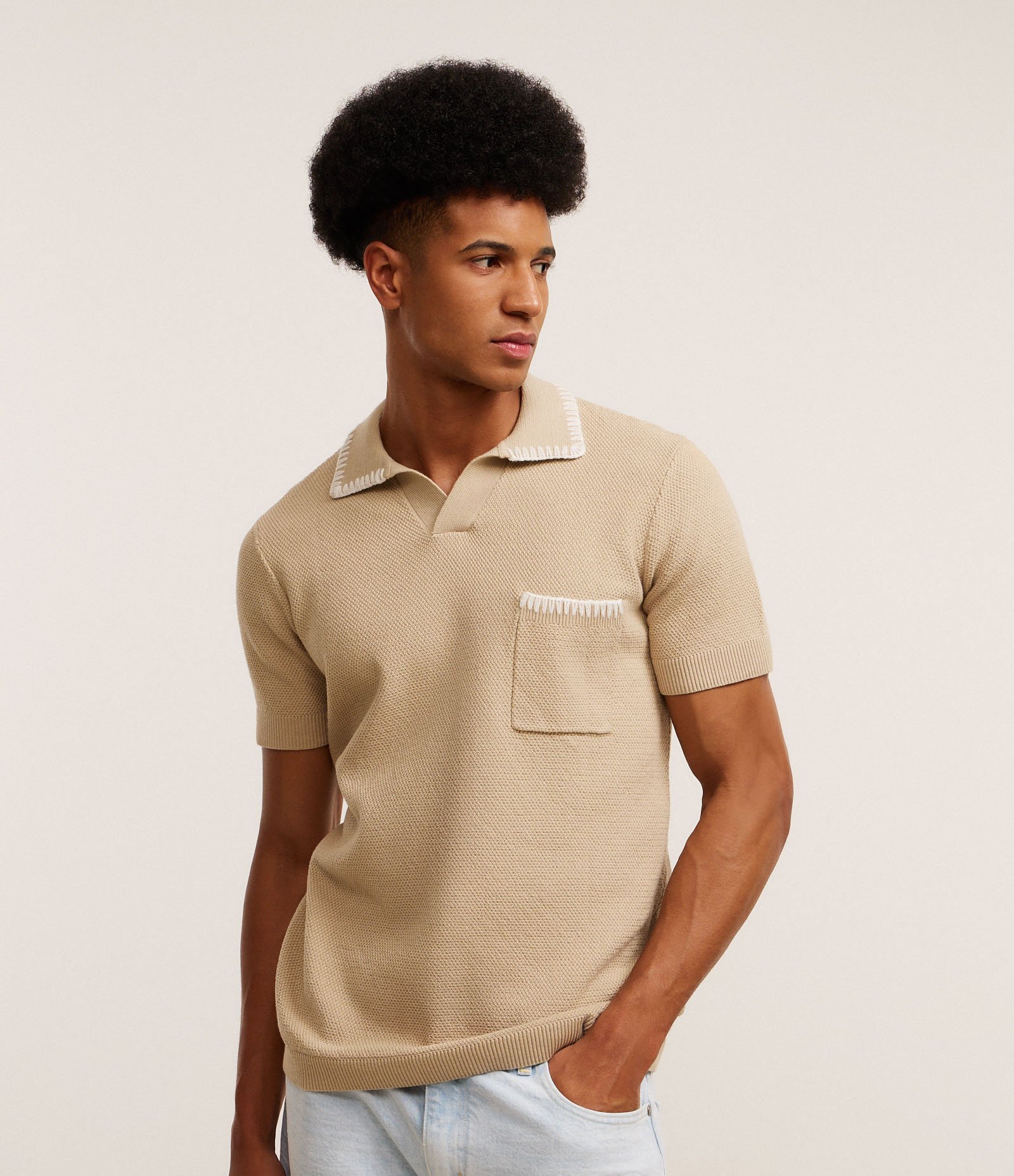 Camisa Comfort em Algodão com Gola Polo e Bolso com Detalhes Bordados Texturizada Bege 1