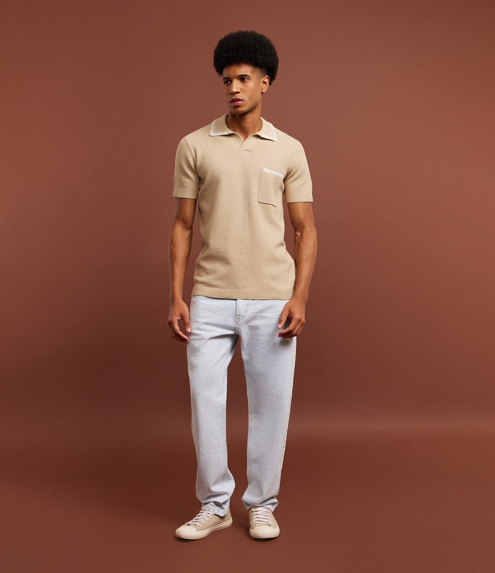 Camisa Comfort em Algodão com Gola Polo e Bolso com Detalhes Bordados Texturizada Bege 2