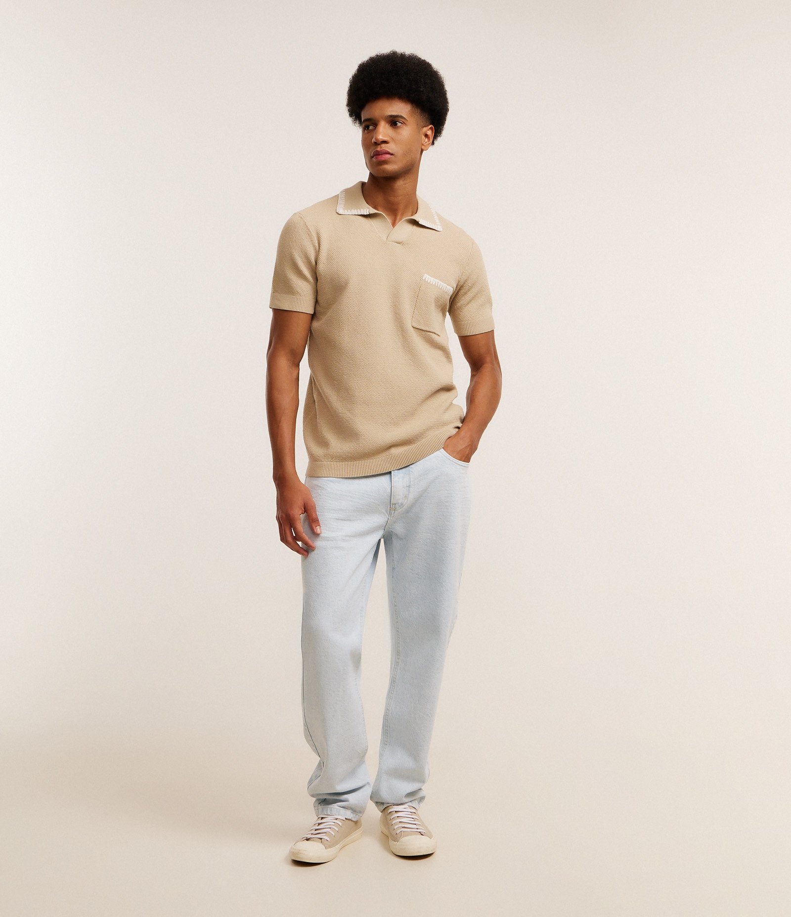 Camisa Comfort em Algodão com Gola Polo e Bolso com Detalhes Bordados Texturizada Bege 4