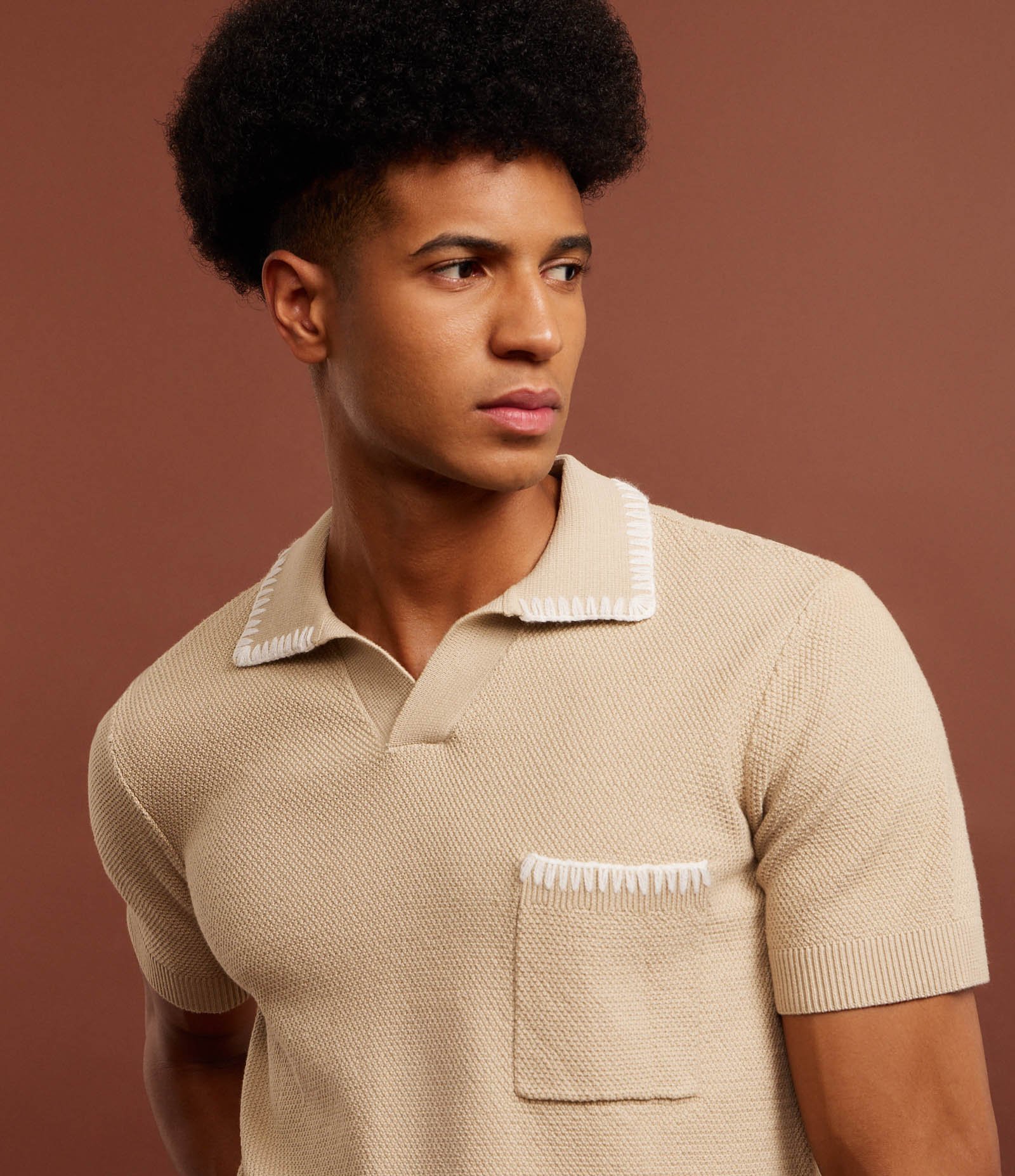 Camisa Comfort em Algodão com Gola Polo e Bolso com Detalhes Bordados Texturizada Bege 5