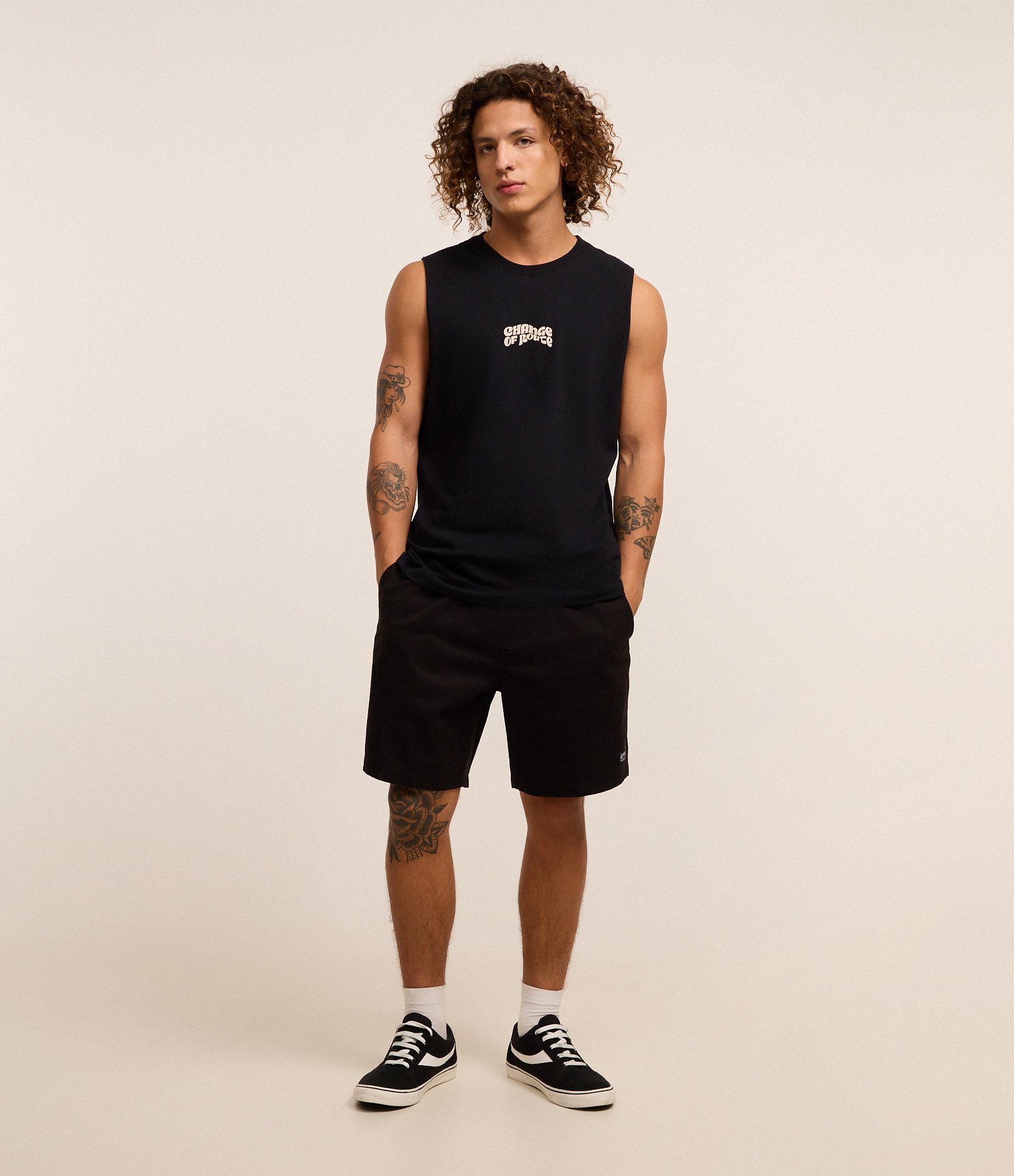 Bermuda Regular em Sarja Lavada com Amarração no Cós Preto 1