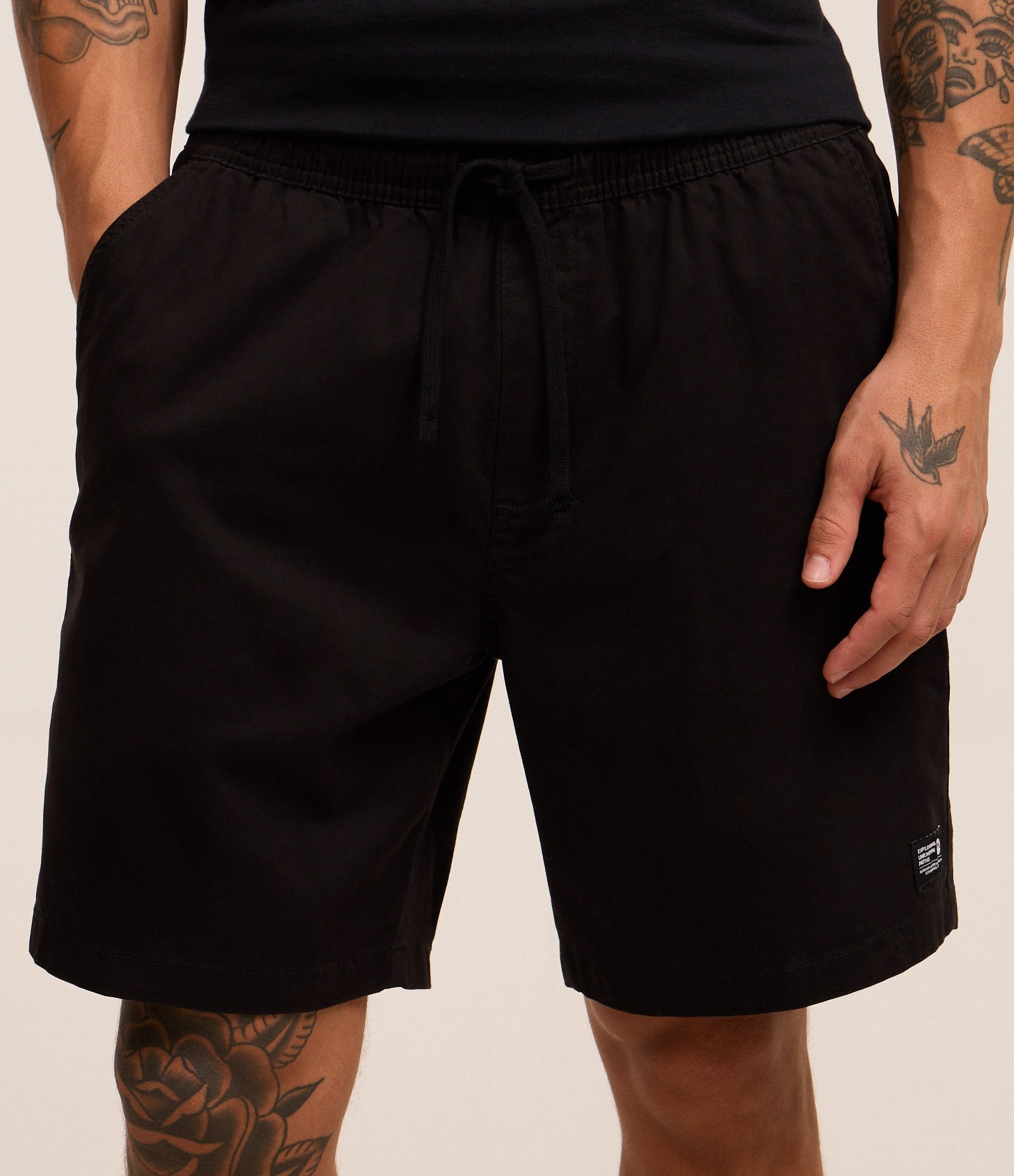 Bermuda Regular em Sarja Lavada com Amarração no Cós Preto 2