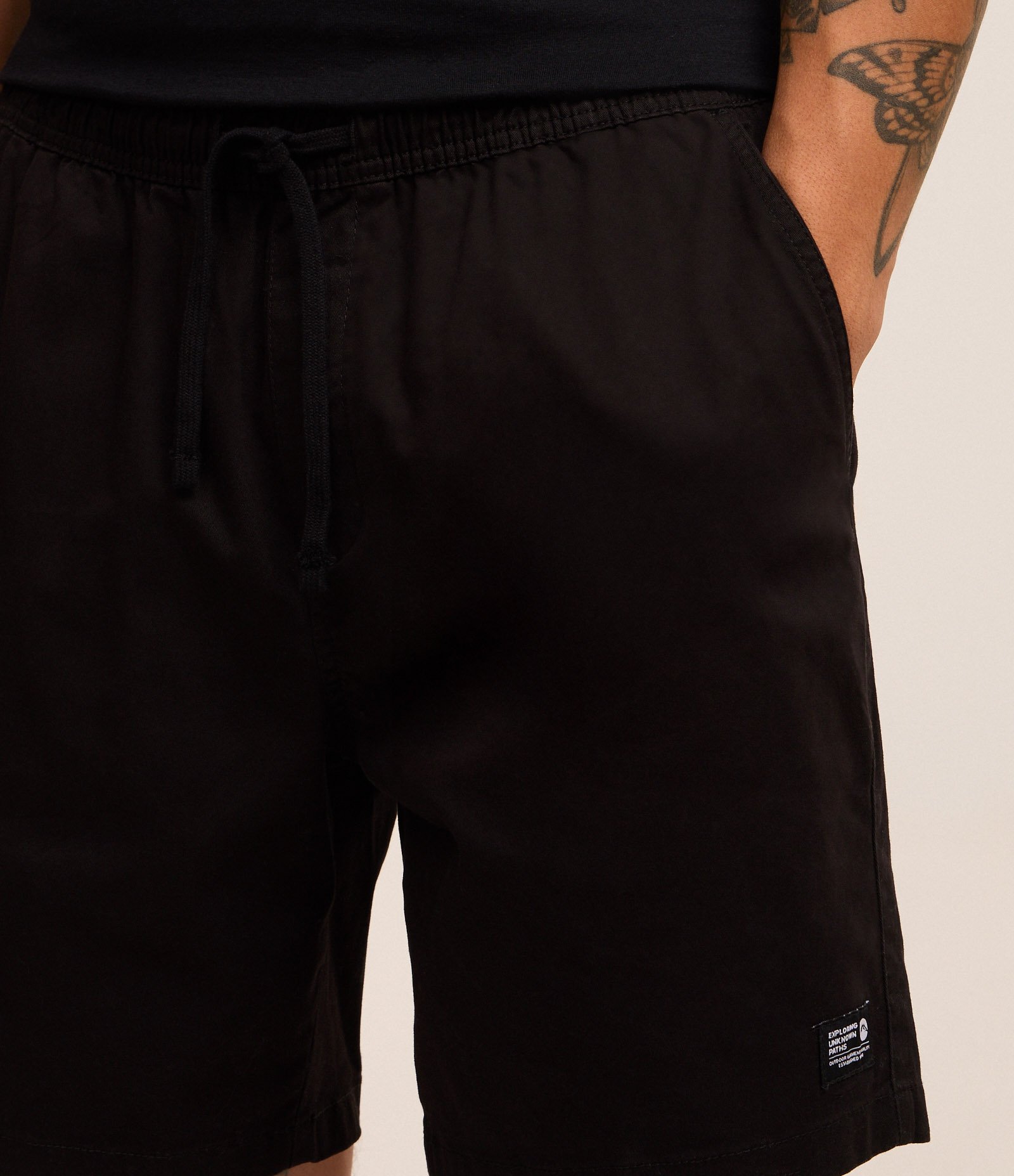 Bermuda Regular em Sarja Lavada com Amarração no Cós Preto 3