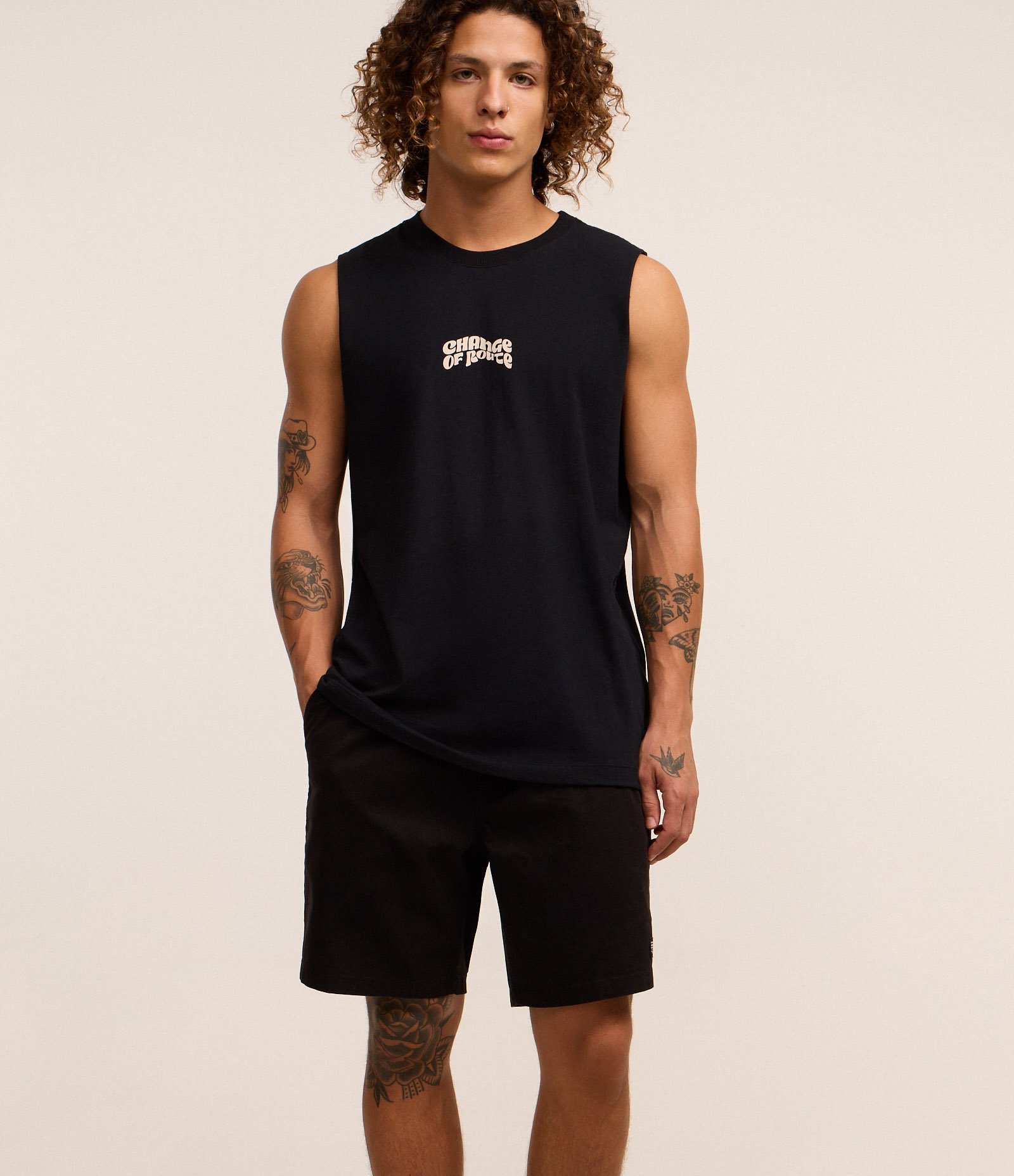 Bermuda Regular em Sarja Lavada com Amarração no Cós Preto 4