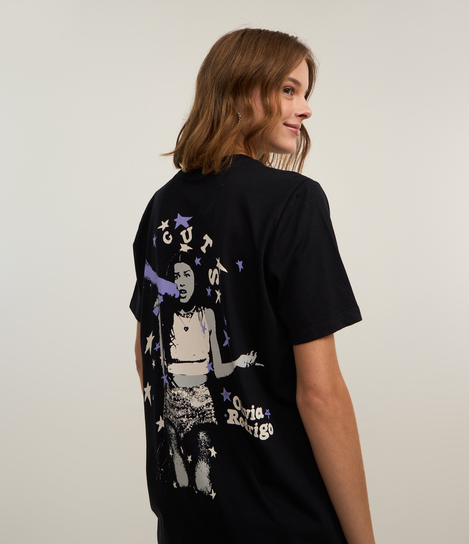 Camiseta Alongada em Algodão com Estampa Olivia Rodrigo Preto 1