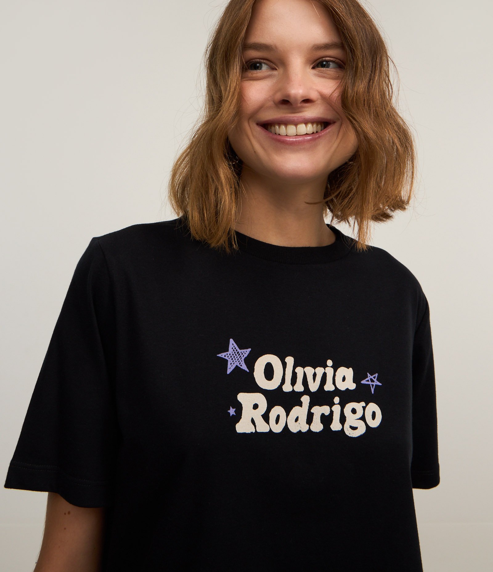 Camiseta Alongada em Algodão com Estampa Olivia Rodrigo Preto 4